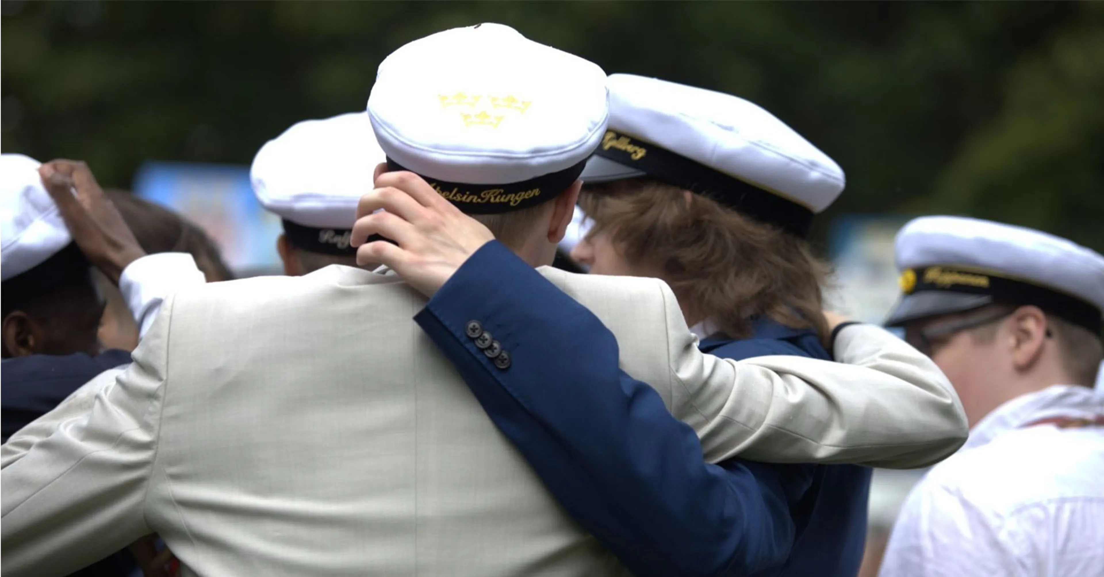 Personer som har tagit studenten och som kramar om varandra