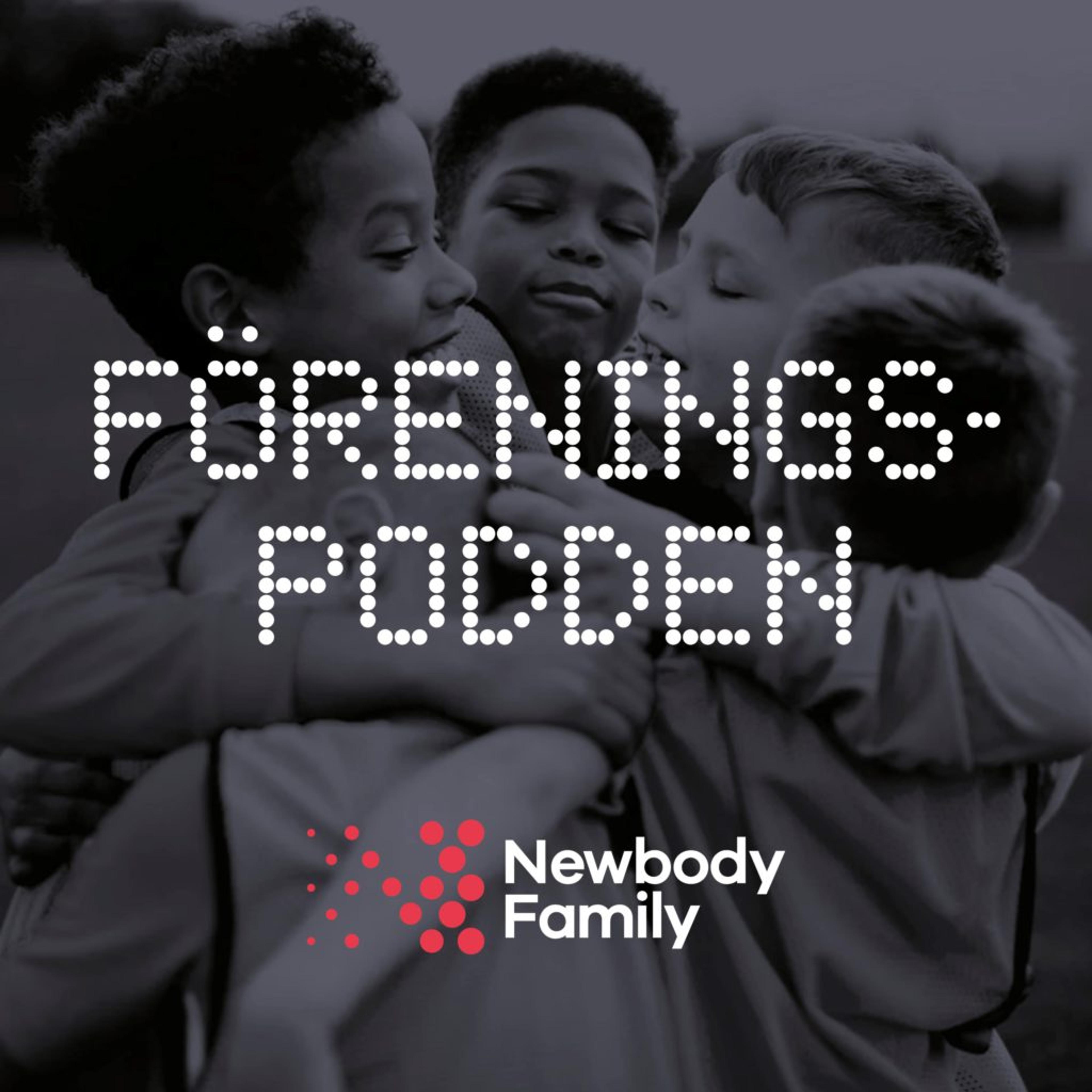 Fyra barn kramar om varandra i en gruppkram. Texten ”Föreningspodden” och logotypen för Newbody Family syns över bilden.