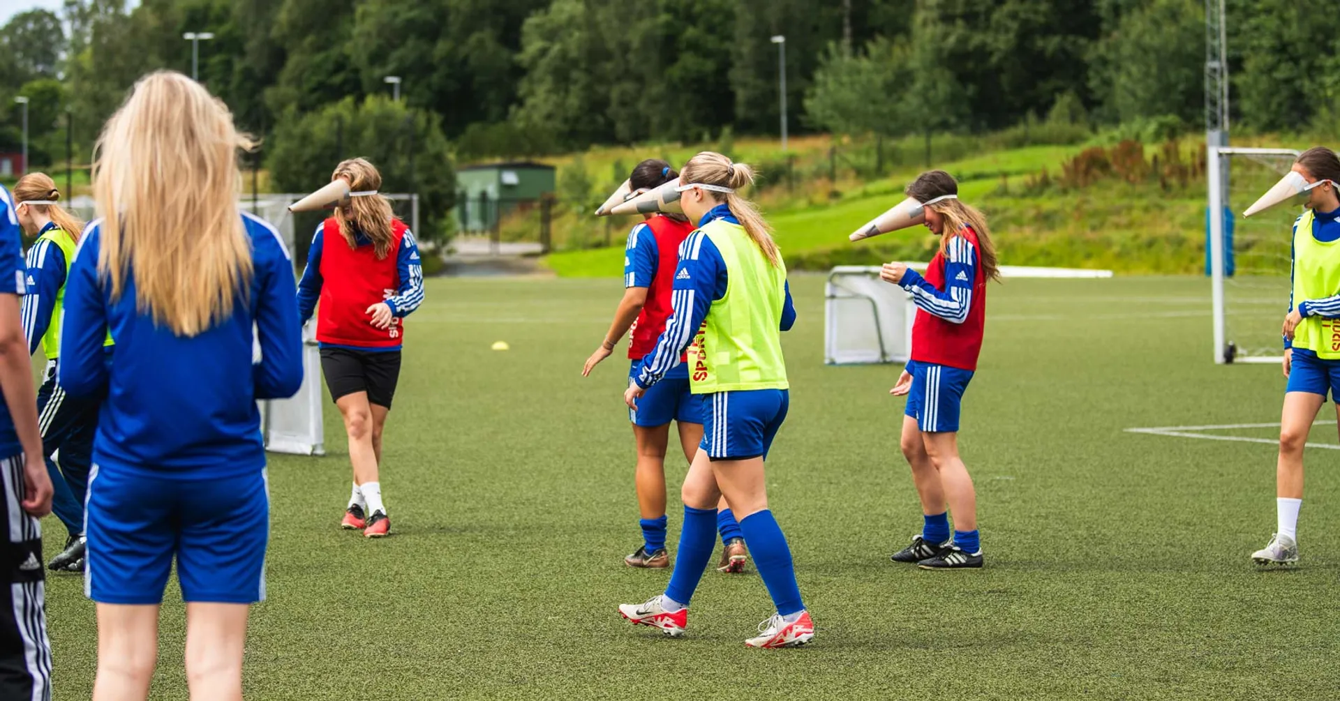Ett fotbollslag med tjejer spelar strutfotboll som en gemensam lagaktivitet.