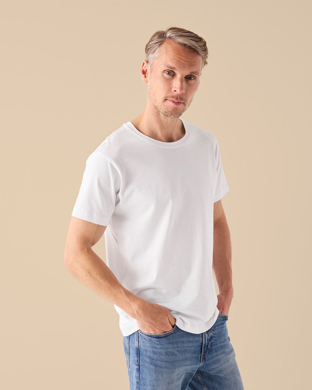 Manlig modell som bär Men's T-shirt, visad framifrån.