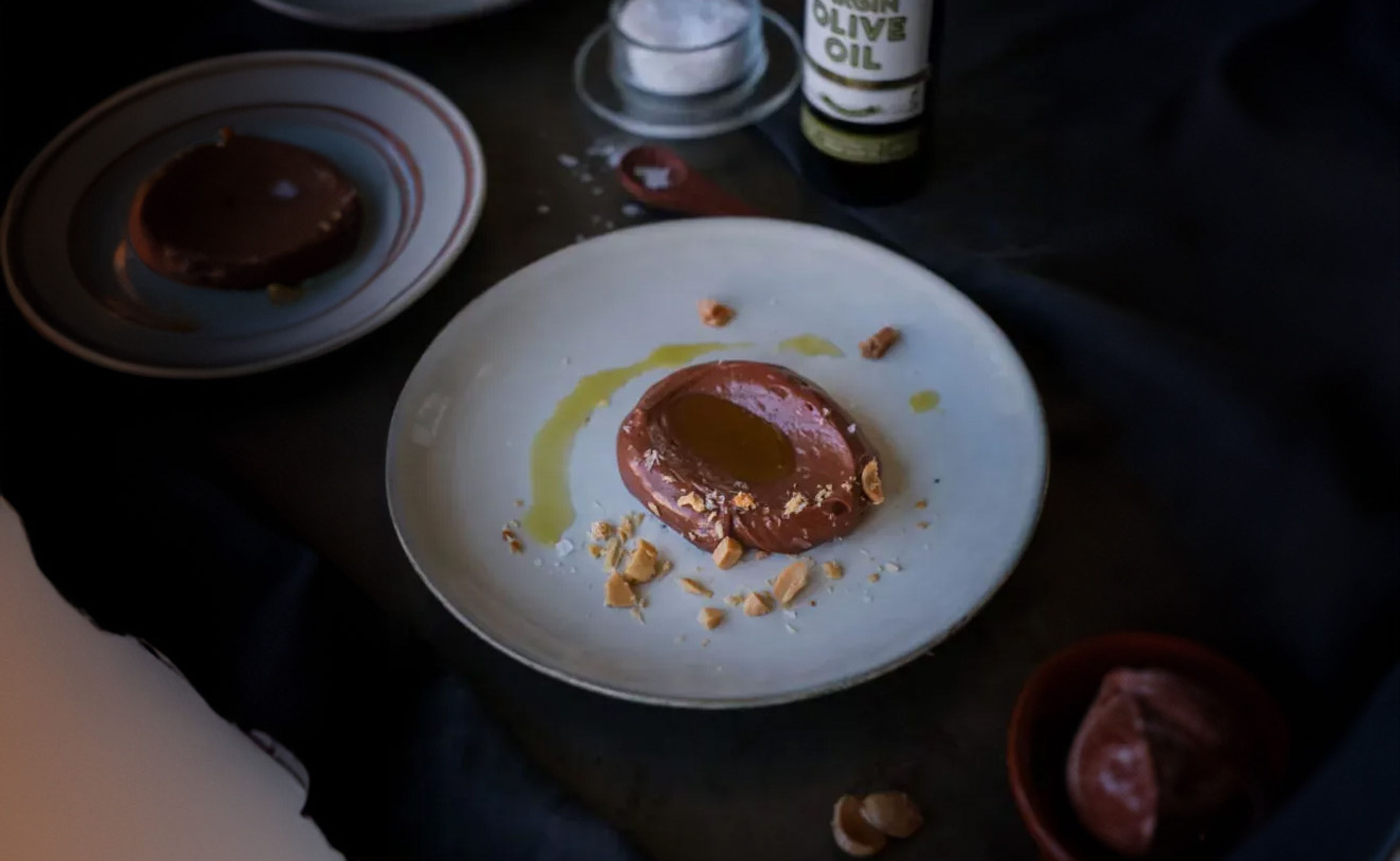 chokladkräm med olivolja på en tallrik
