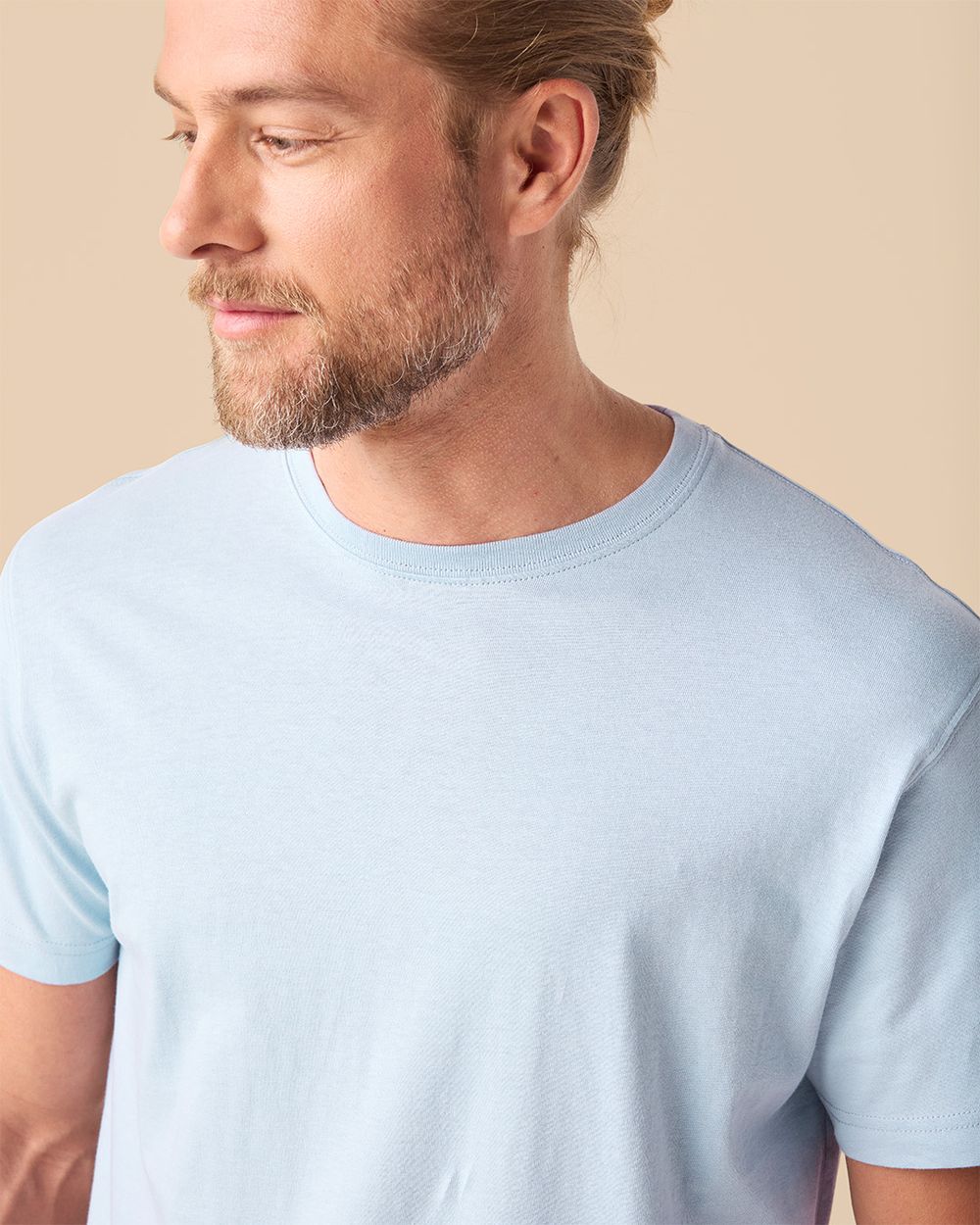 Ljusblå t-shirt på manlig modell