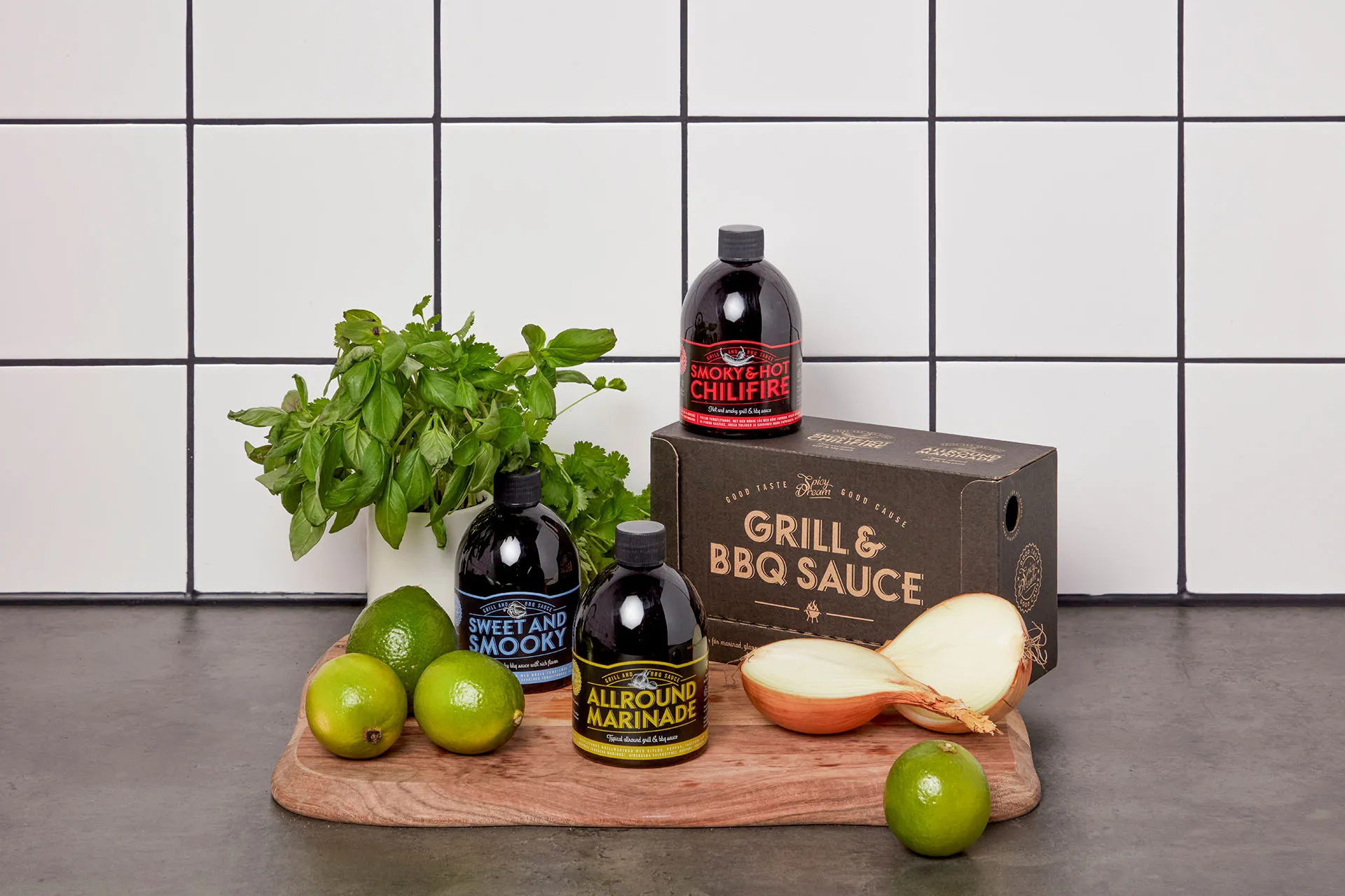 Grillsåser estetiskt placerade på en skärbräda i köksmiljö.