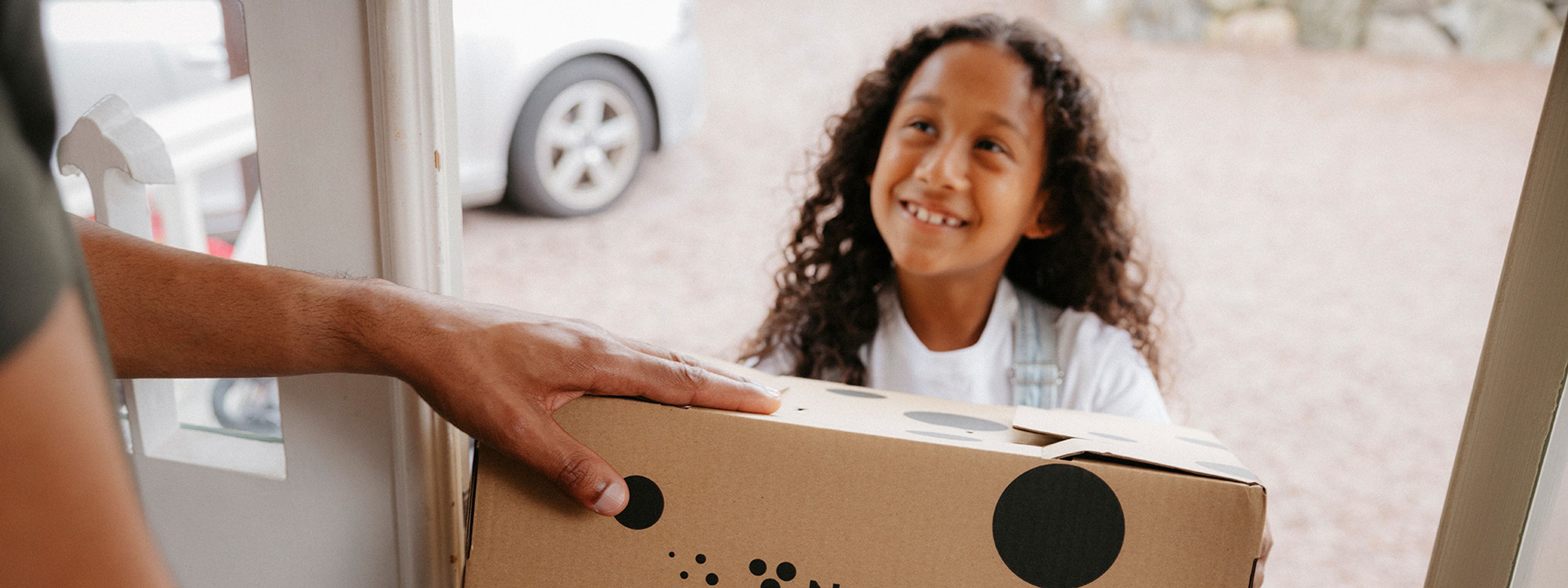 En tjej som tar emot en newbody kartong