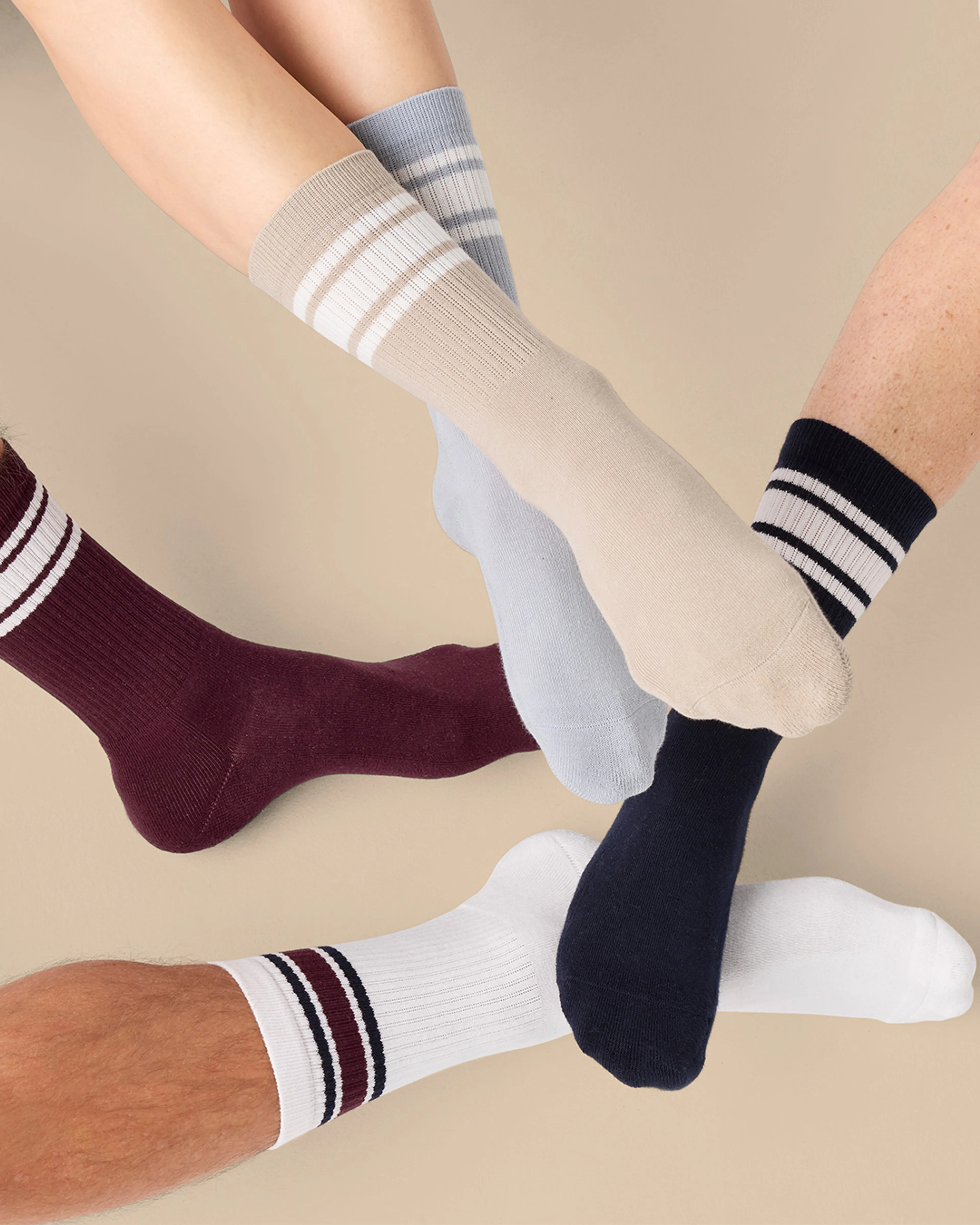 Flera modeller med olika sport strumpor på fötterna