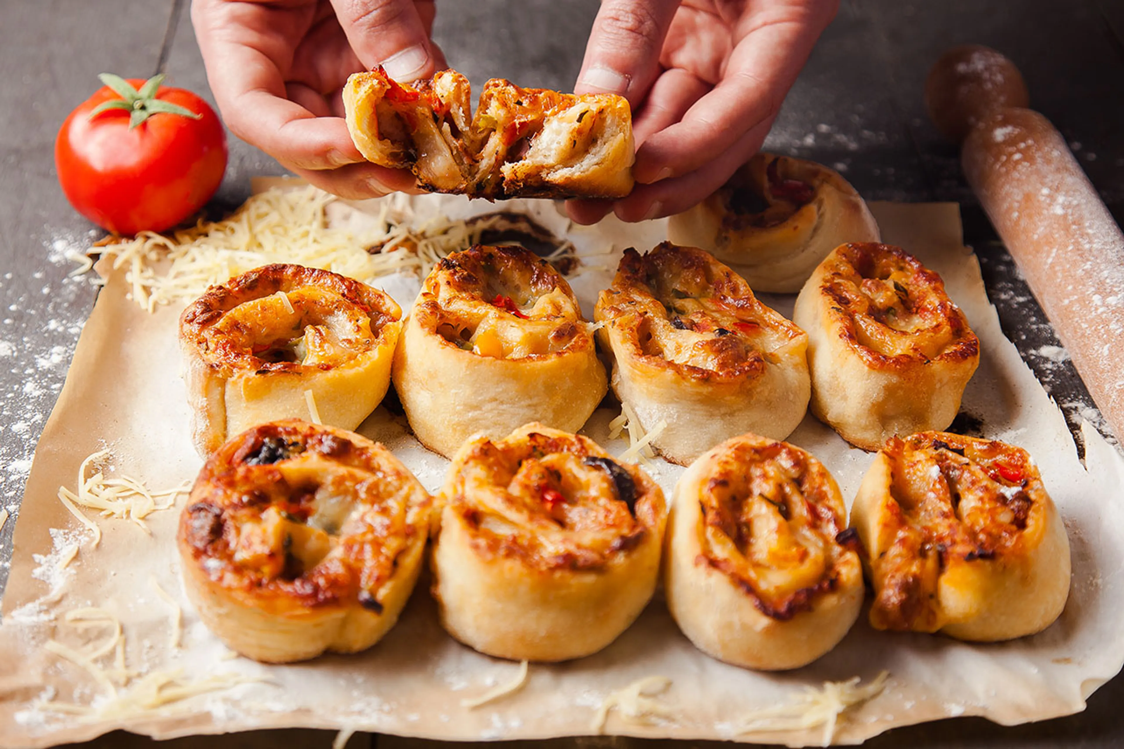 Pizzabullar på en plåt i rustik köksmiljö