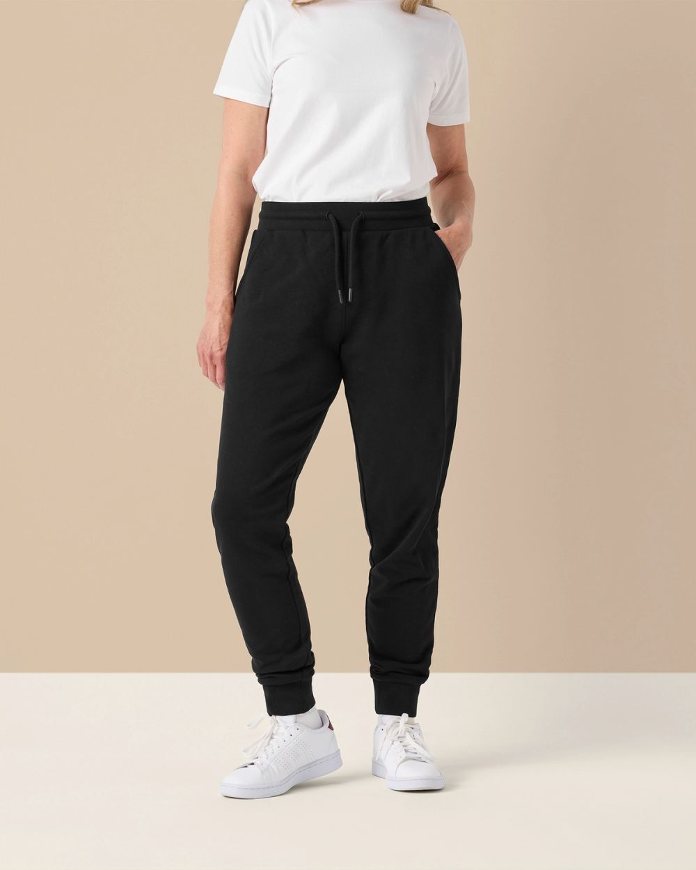 Svarta mjuka sweatpants med mudd i benslut och dragsko i midjan, här stylade med en vit t-shirt och vita sneakers. En enkel och bekväm vardagsfavorit.