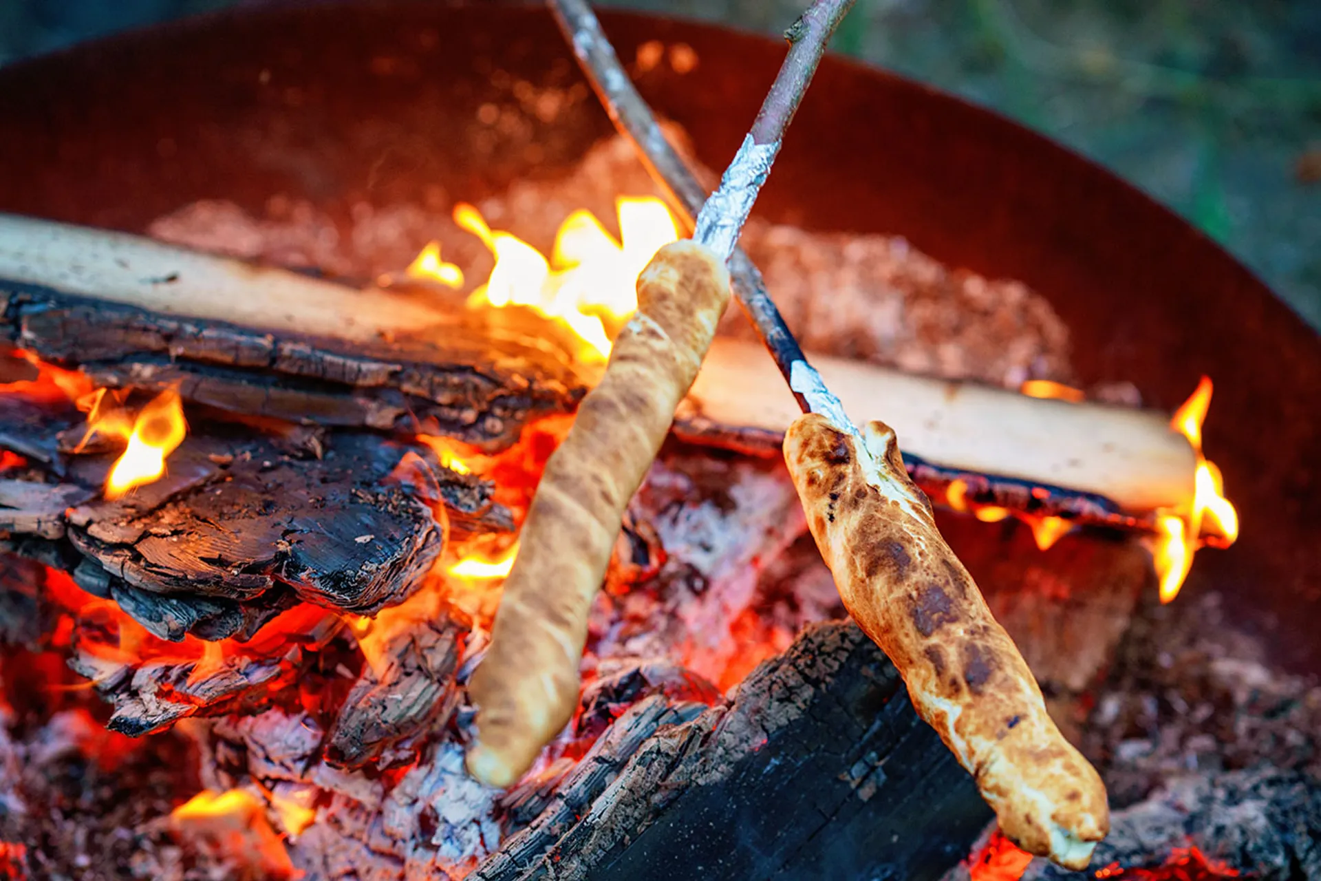 Grillat pinnbröd över öppen eld