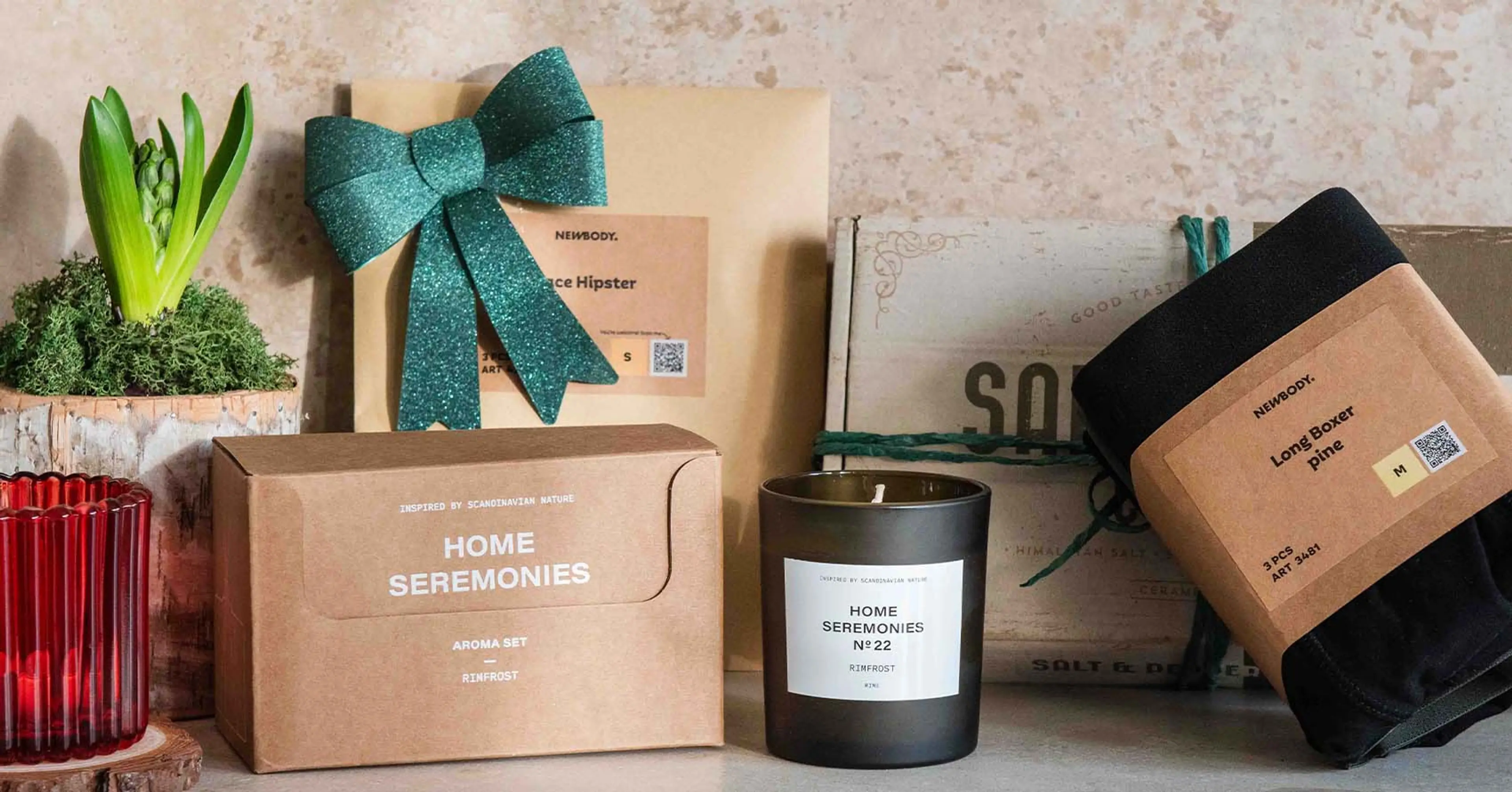 Olika förpackningar som står bredvid varandra samt ett doftljus och kalsonger