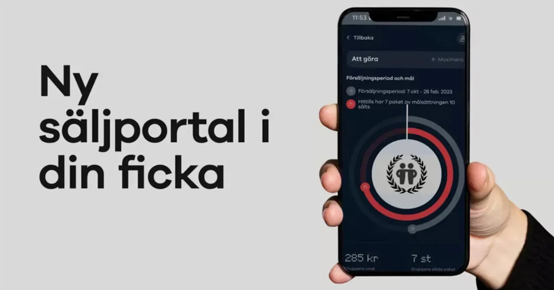 En hand håller en smartphone som visar en säljsida med försäljningsperiod, mål och en cirkeldiagram över försäljningen. Text bredvid telefonen lyder “Ny säljportal i din ficka.”