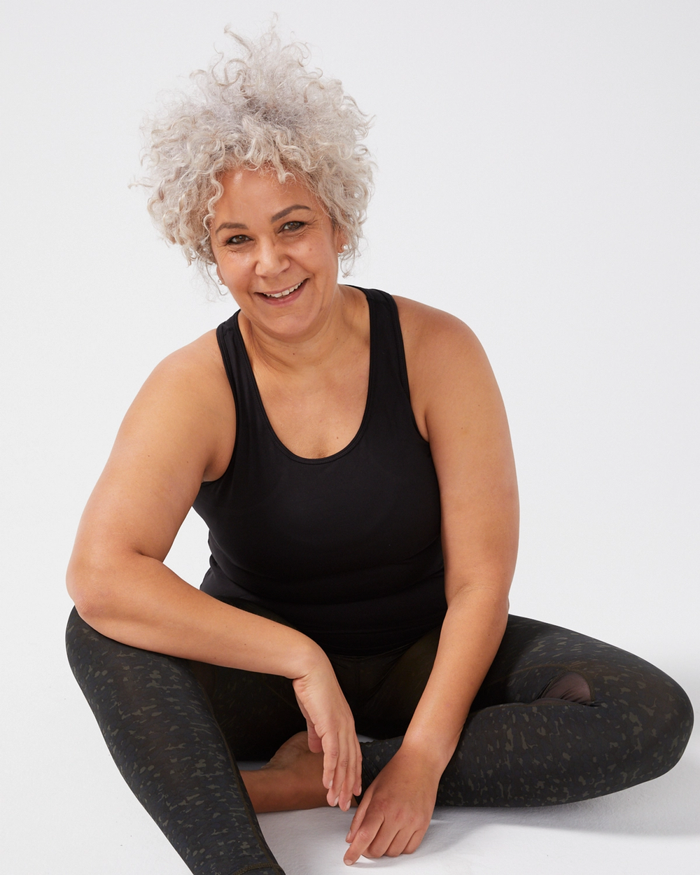 Svart ärmlös sporttopp i mjukt, följsamt material som sitter tajt utan att begränsa rörelsefriheten.