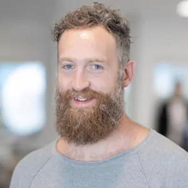 Porträttbild av Simon Kallerdahl, medarbetare Newbody Family