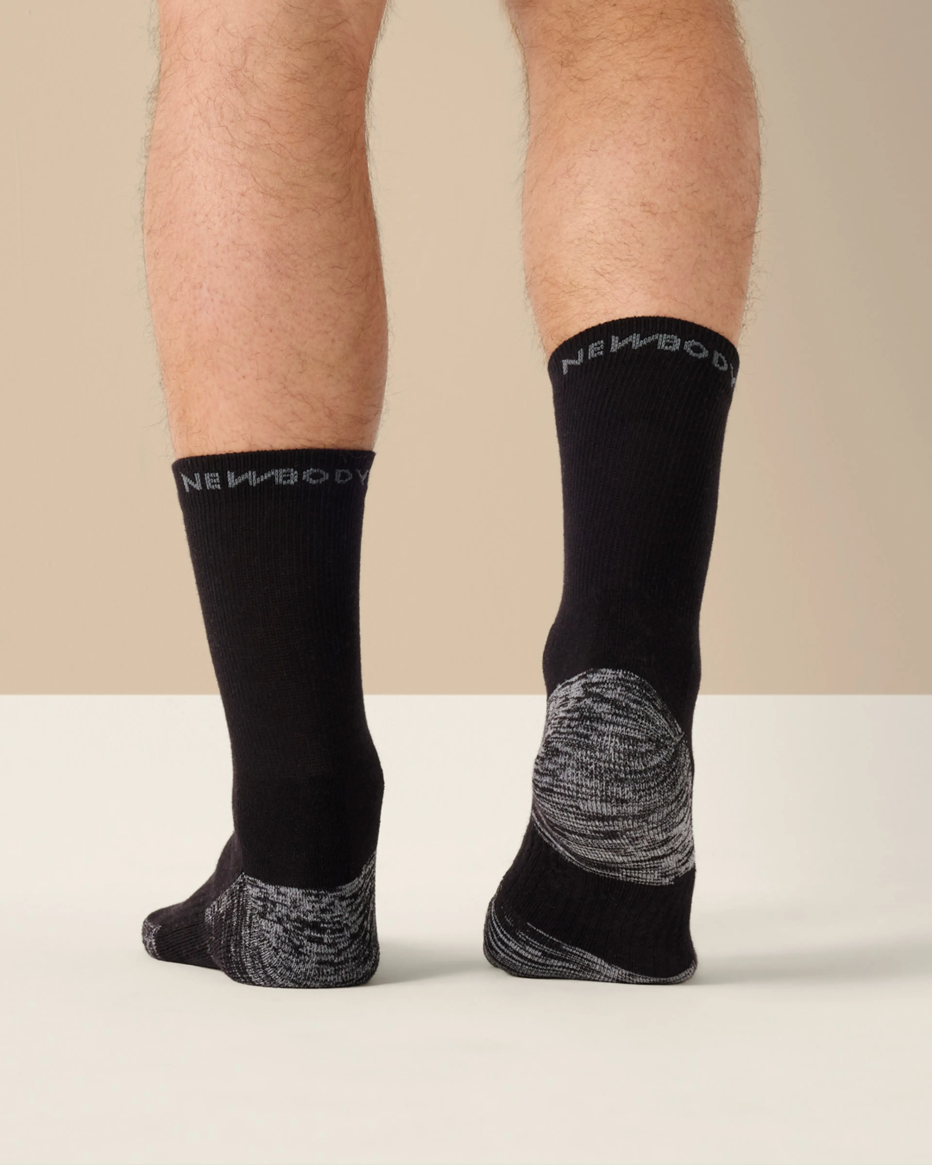 Svarta strumpor med grå mönstrad häl och tå, mjuk och bekväm passform. Strumporna är längre och har en enkel design med text på skaftet.