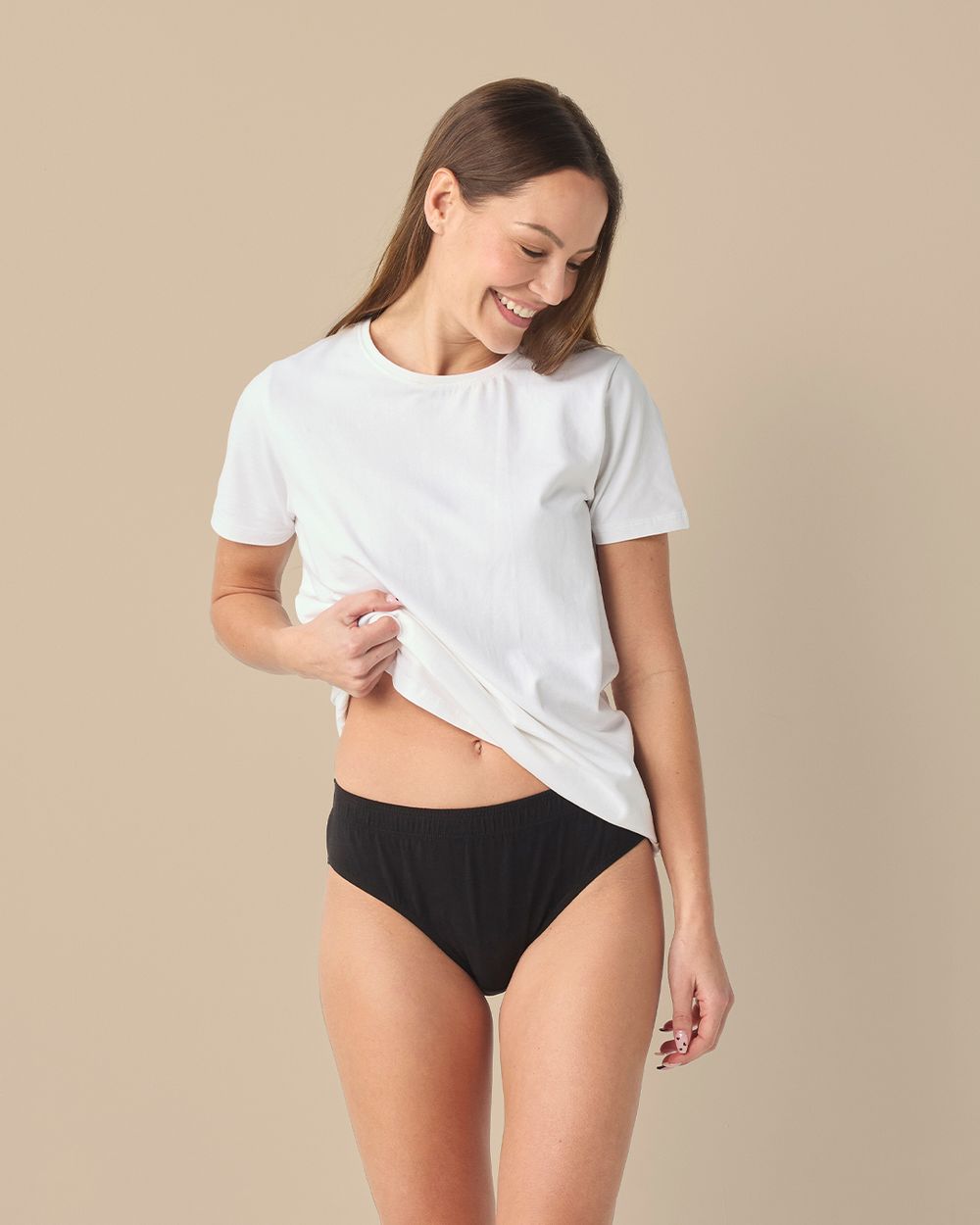 Svart, enkel underklädesmodell i mjuk bomull med resår i midjan, kombinerad med en vit, kortärmad t-shirt. Naturlig och bekväm passform som framhäver vardagskomfort.