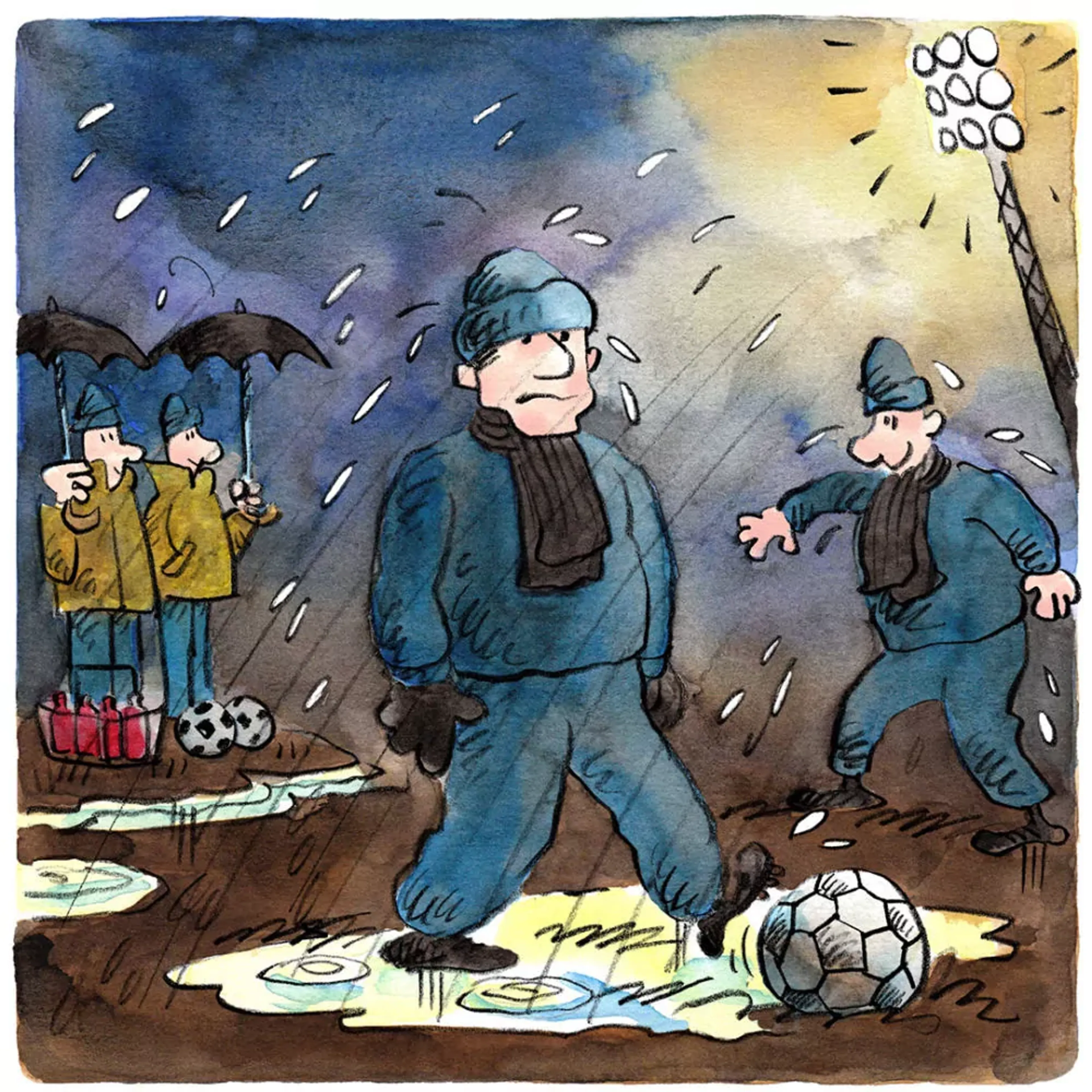 Två personer i varma kläder spelar fotboll i regn på en lerig plan under starka strålkastare, medan två personer med paraplyer och vattenflaskor står vid sidan om. Mörka moln och regndroppar fyller himlen