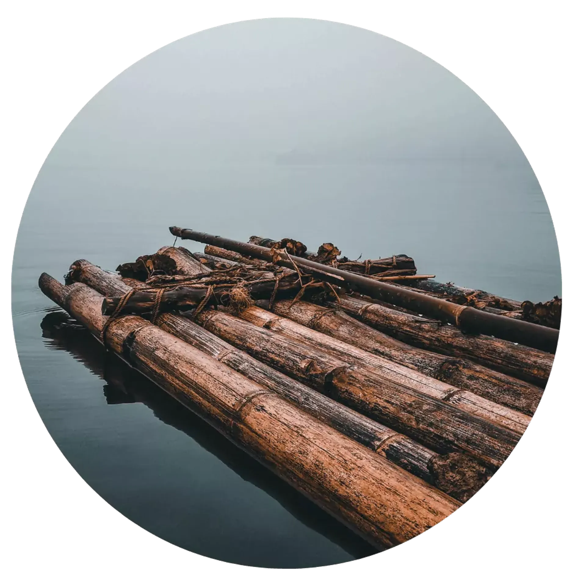 En enkel flotte byggd av grova timmerstockar som flyter stilla på lugn vattenyta. En lång åra vilar ovanpå flottens träbjälkar.