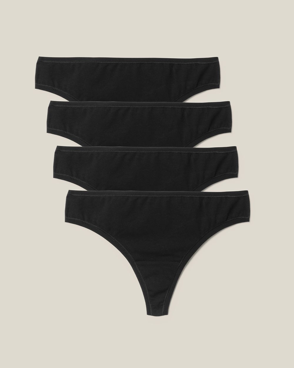 Fyra svarta trosskydd i enkel, mjuk bomull med smal midjeresår. Perfekta för vardagligt bruk och komfort.