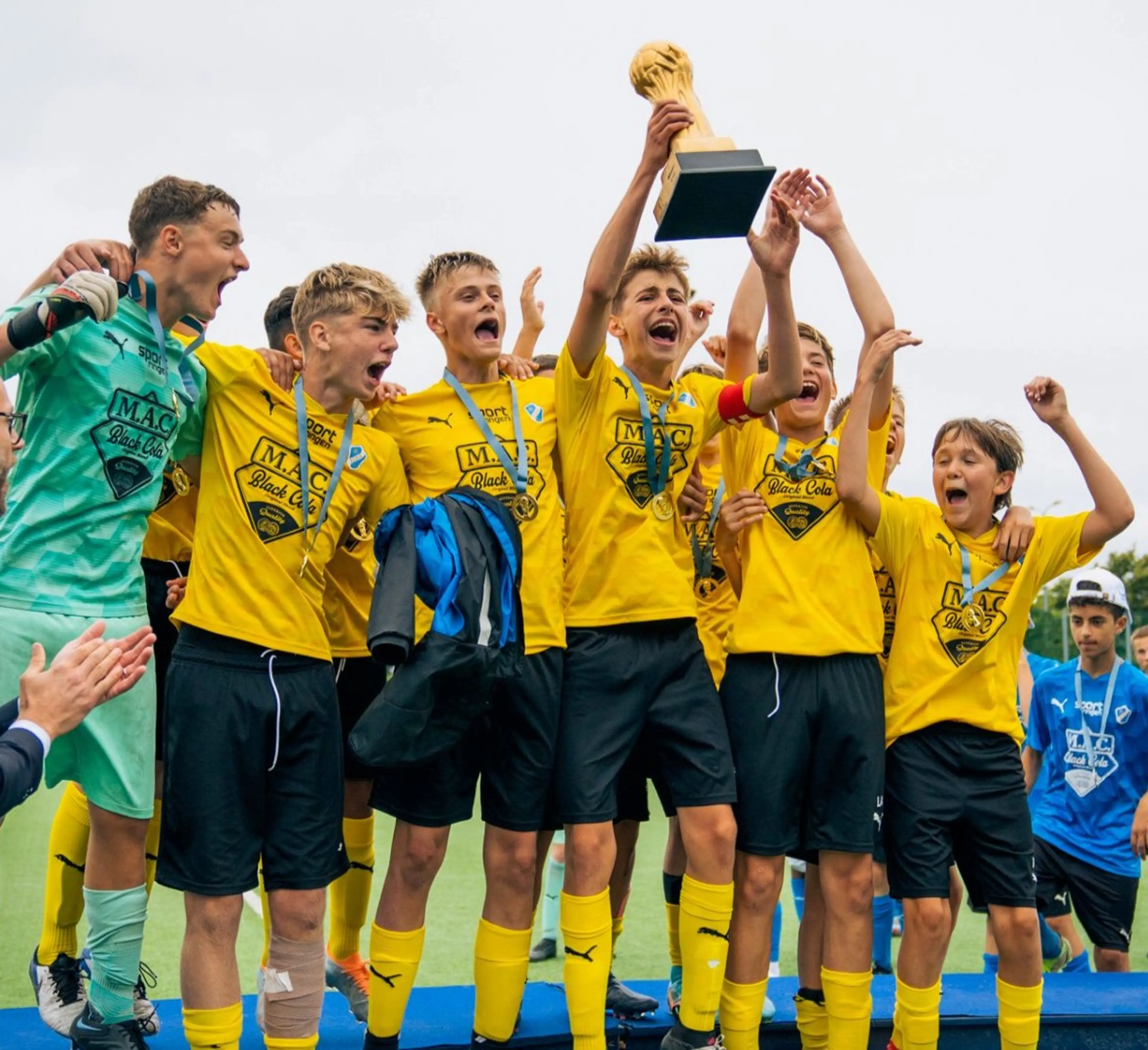 Fotbollslag som håller upp en pokal i Gothia cup