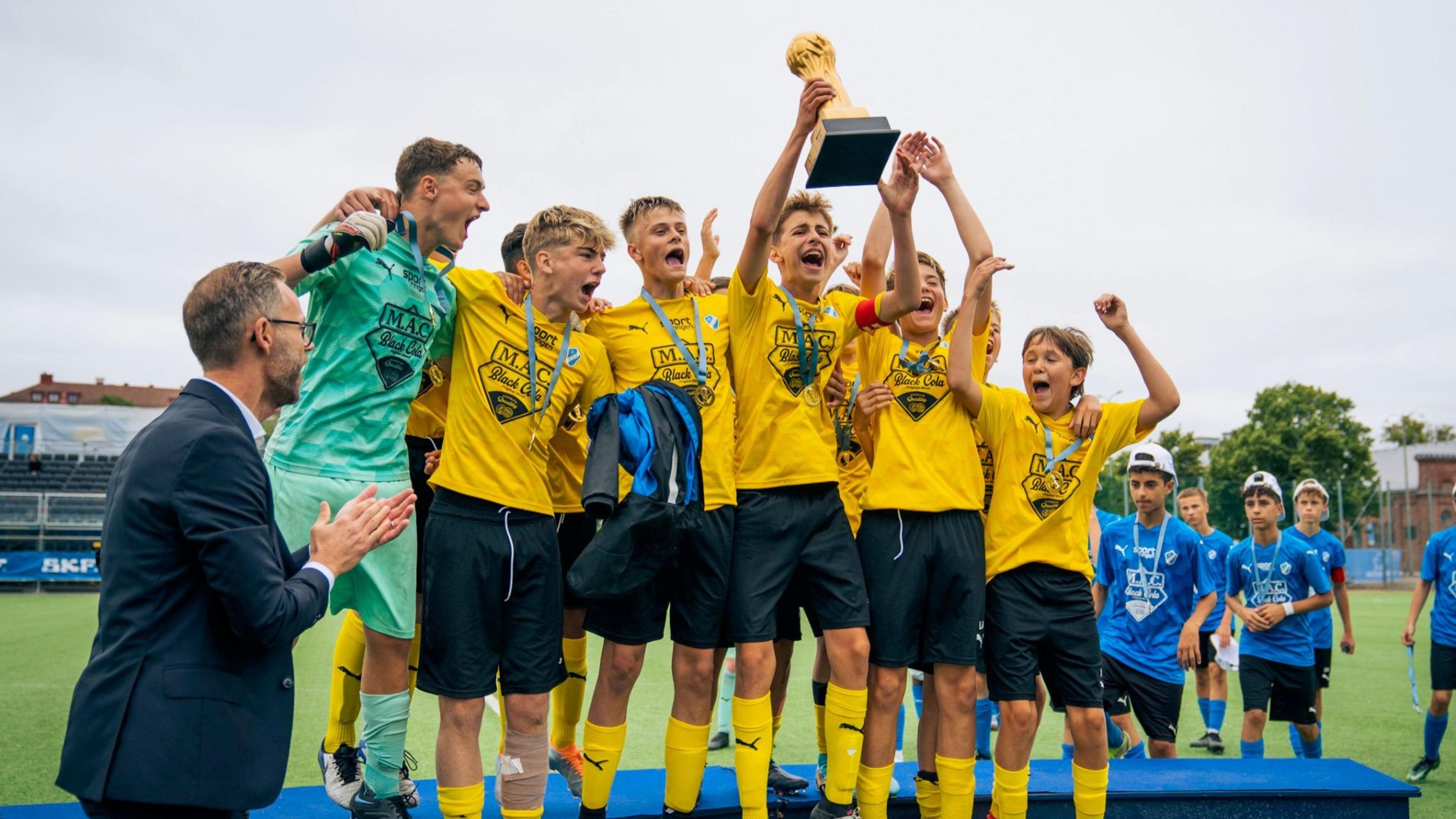 Fotbollslag som håller upp en pokal i Gothia cup