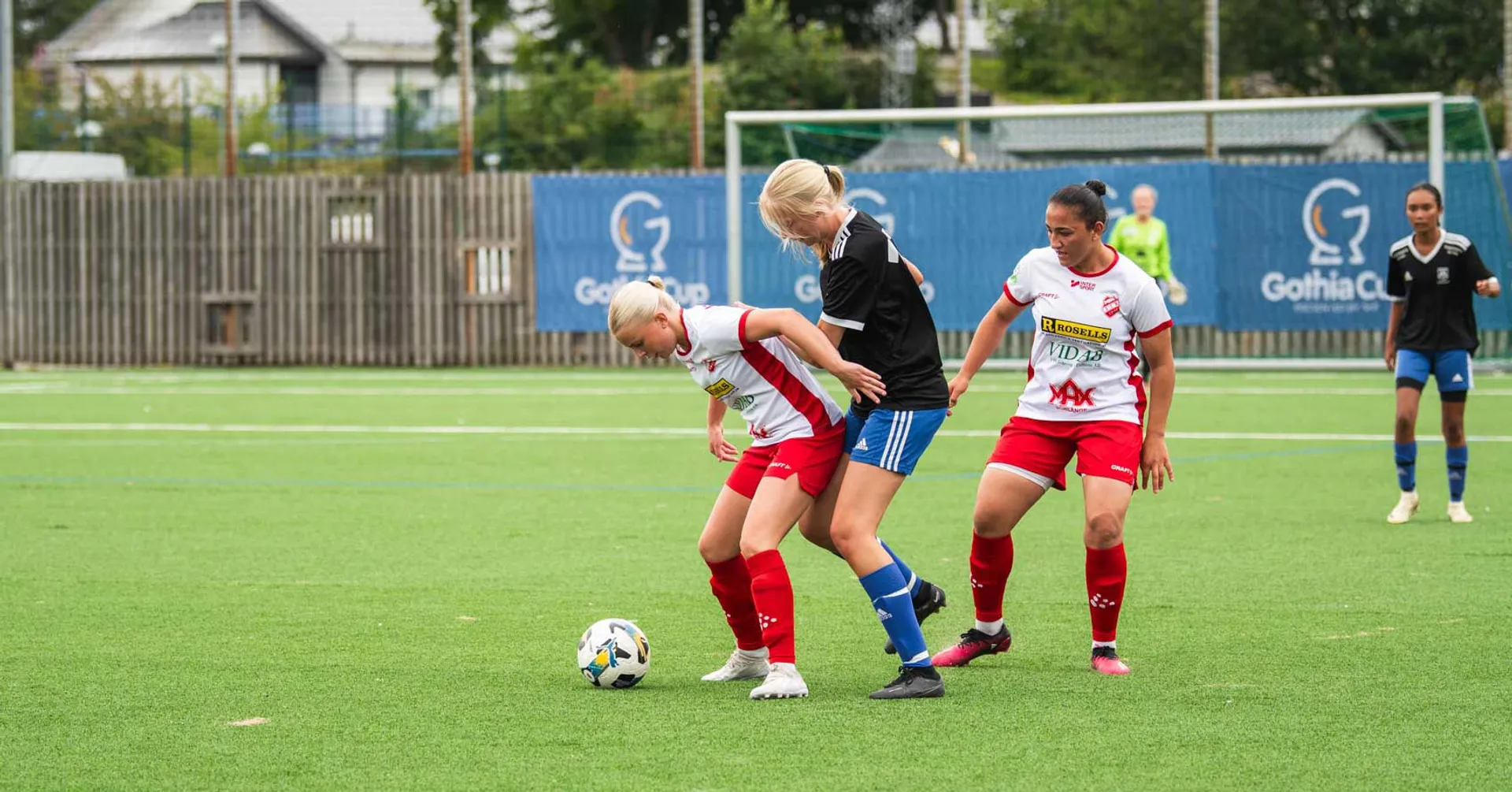 Intensiv kamp om bollen under en flickmatch i Gothia Cup.