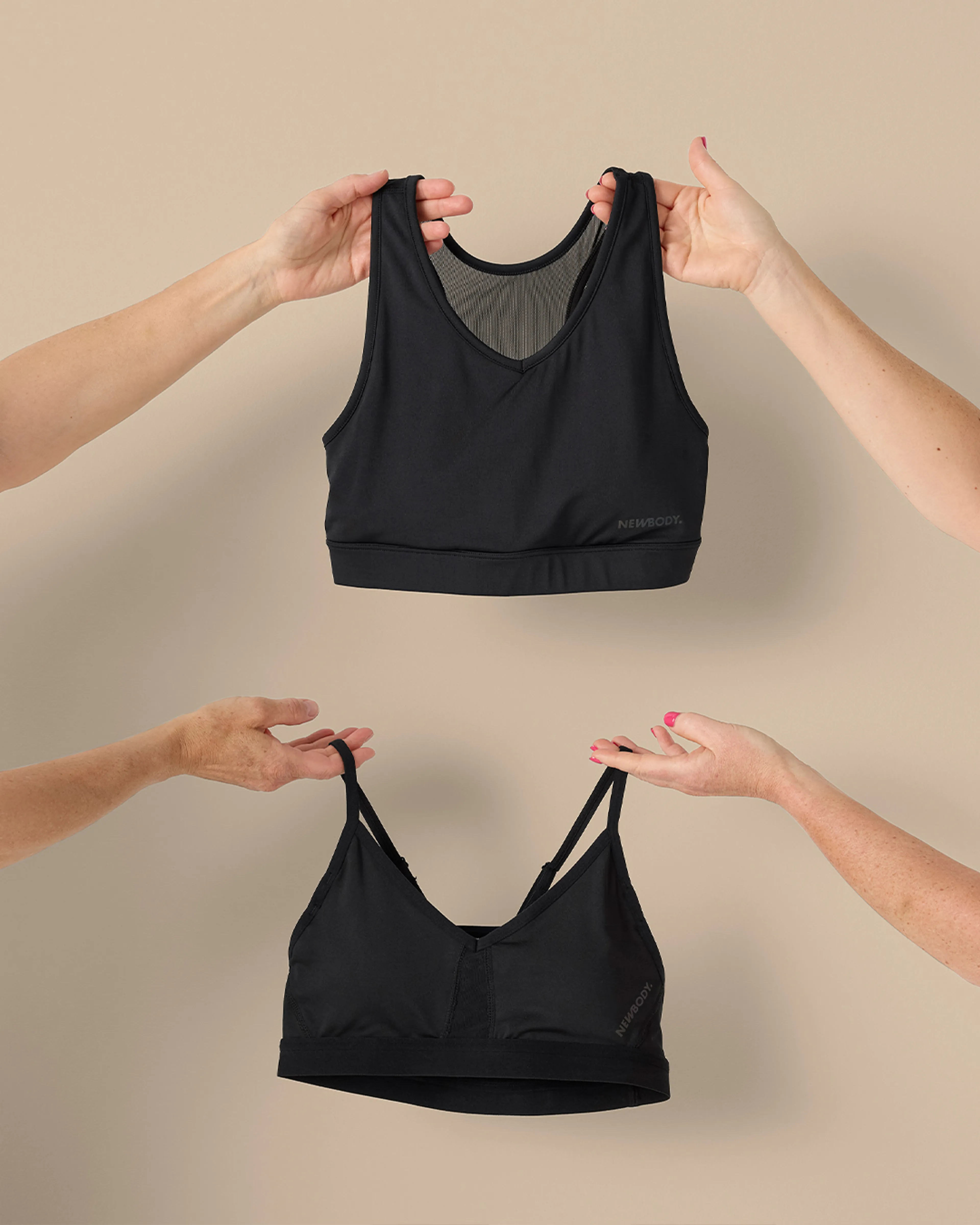 Två svarta sport-bh:ar i olika modeller, en med breda axelband och en med tunna justerbara spaghettiband. Båda har enkel design och mjukt stretchigt material.