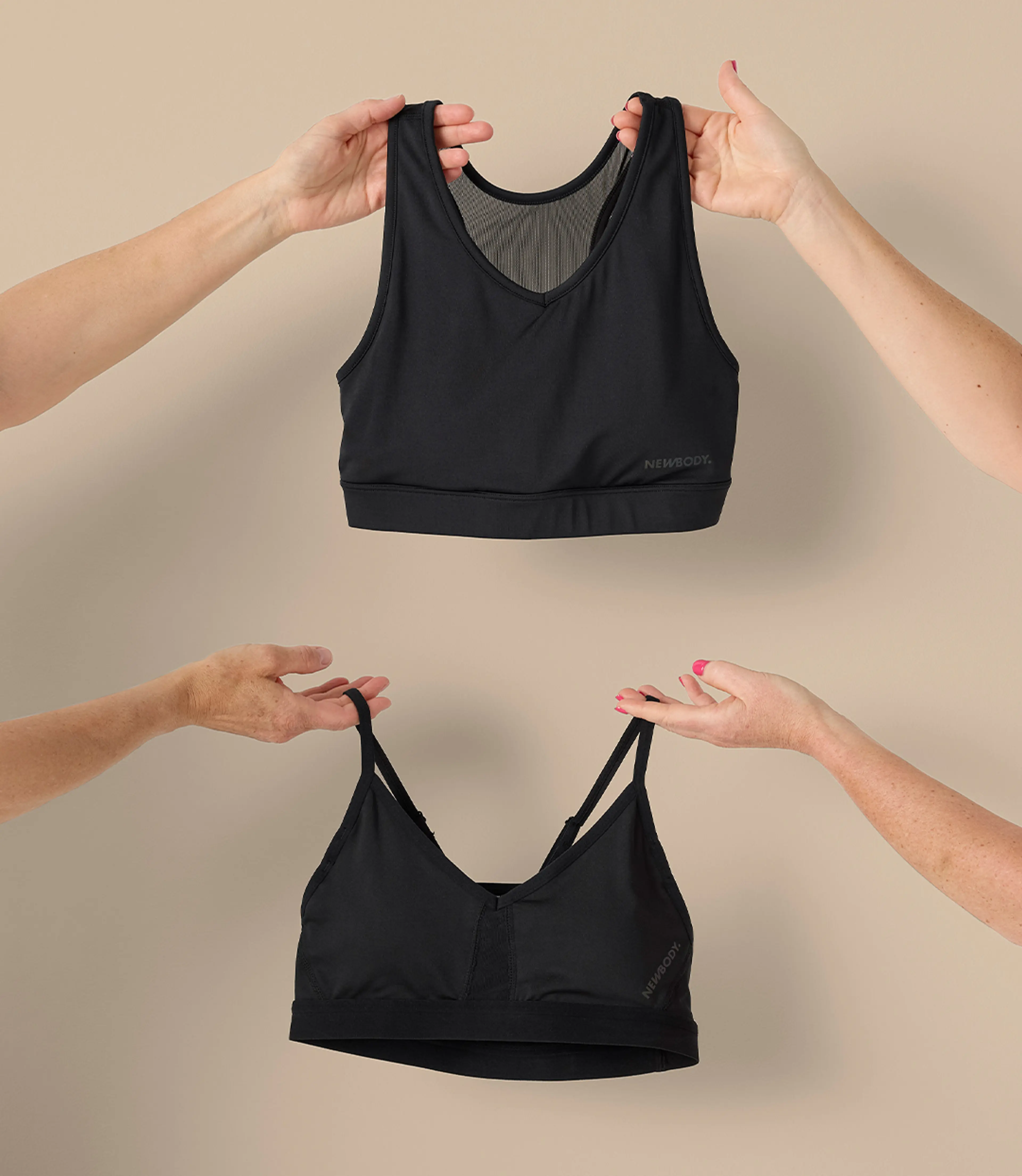 Två svarta sport-bh:ar i olika modeller, en med breda axelband och en med tunna justerbara spaghettiband. Båda har enkel design och mjukt stretchigt material.