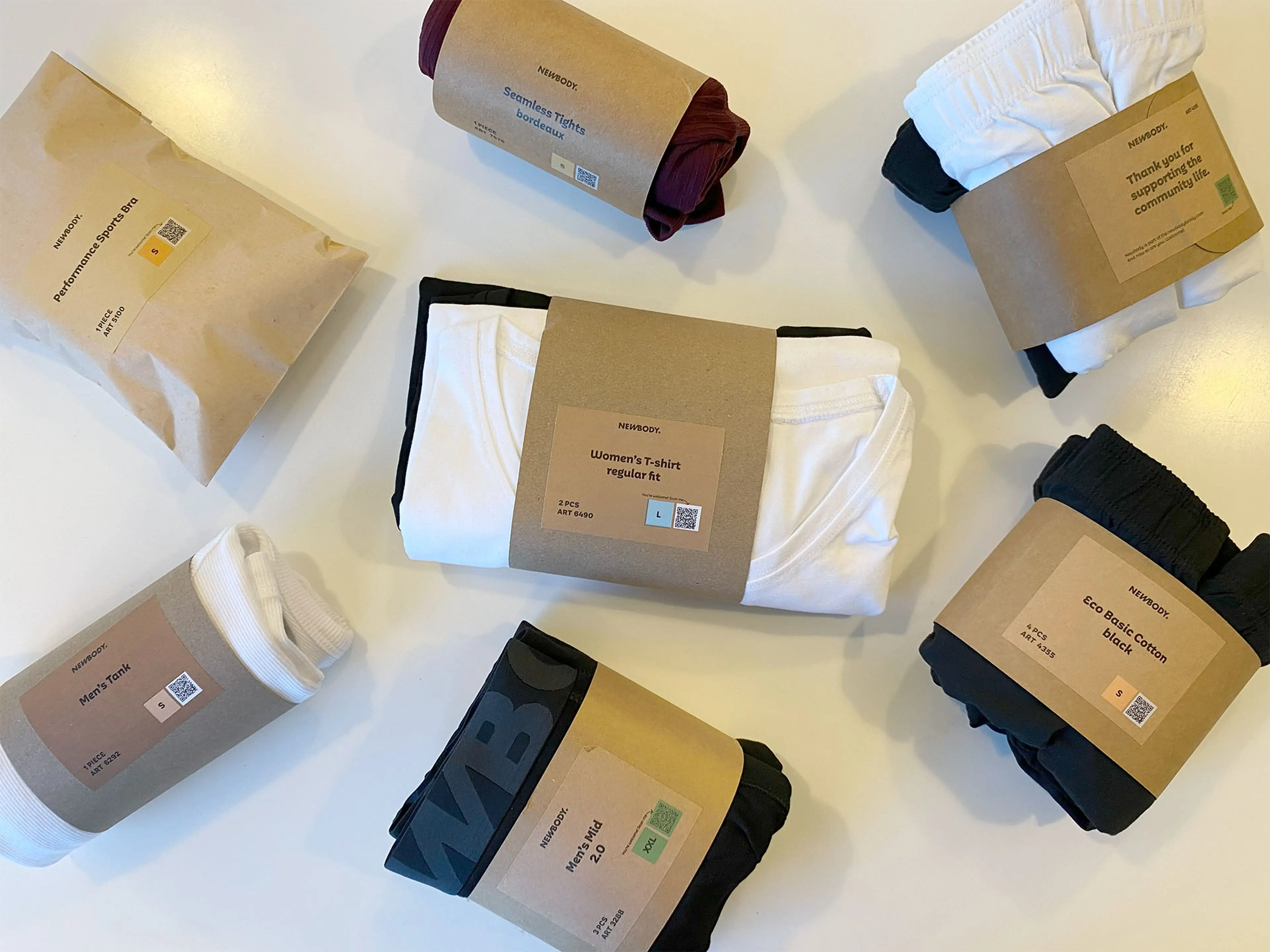 Olika klädesplagg i dess förpackning