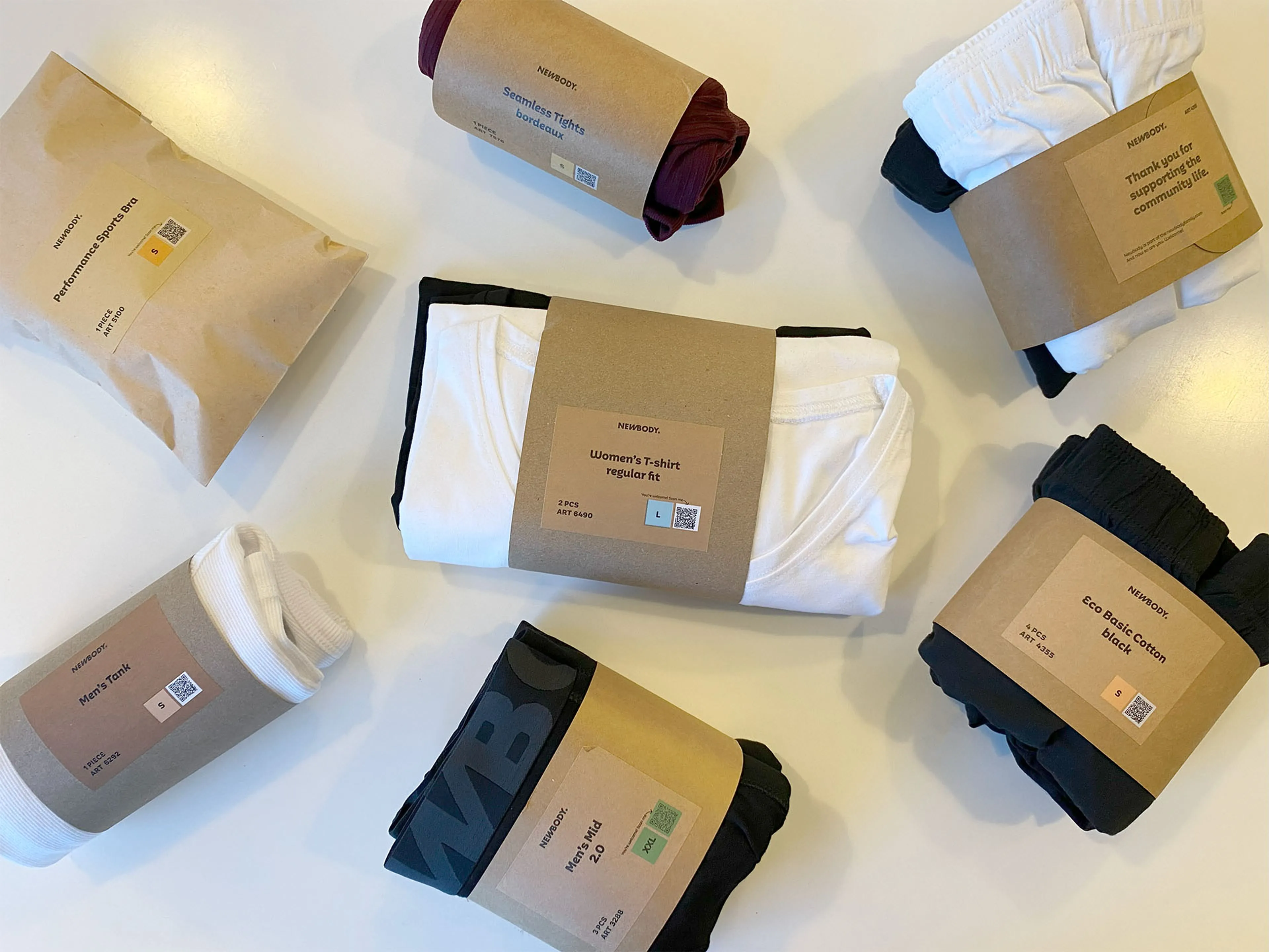 Olika klädesplagg i dess förpackning