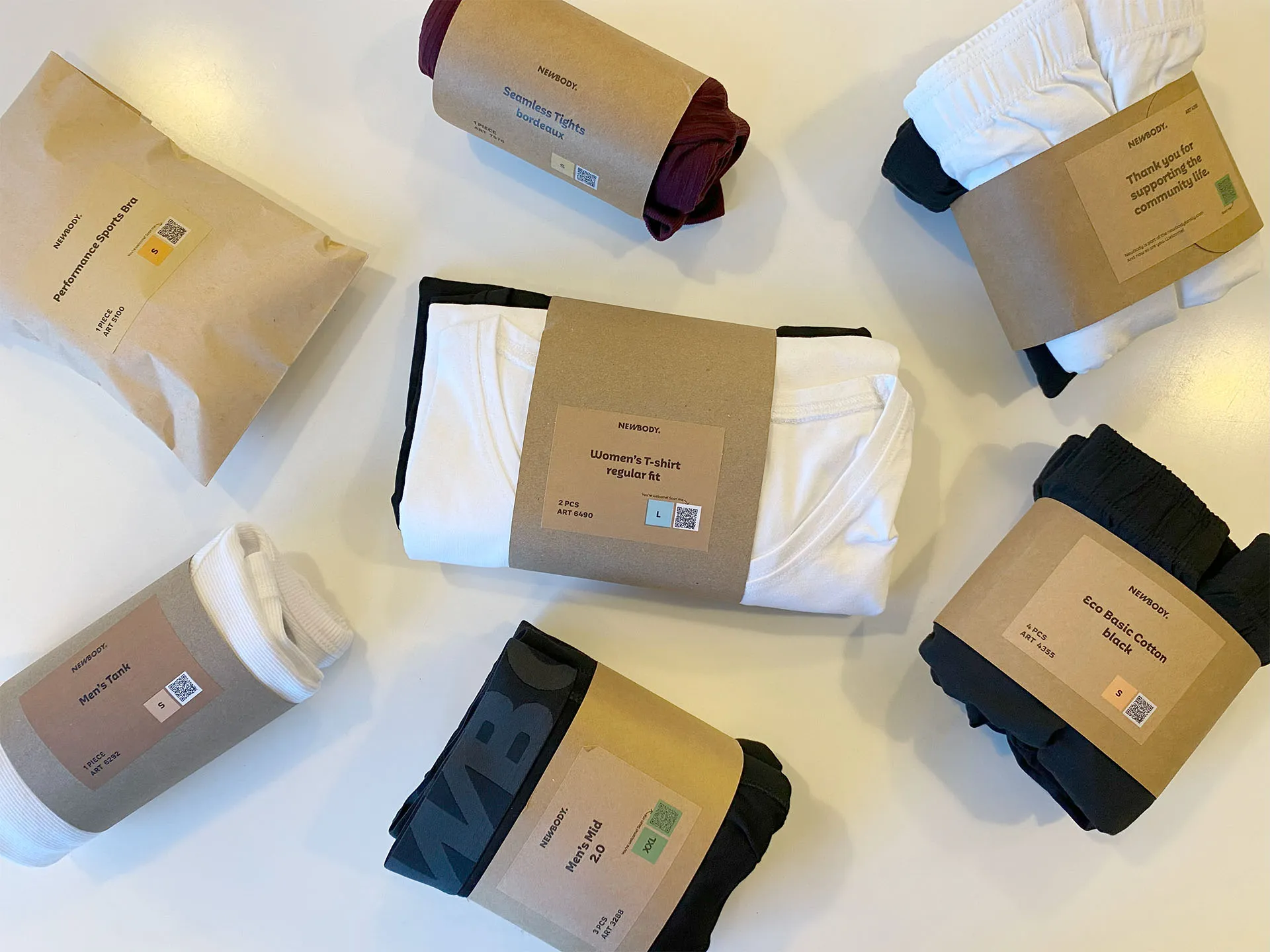 Olika klädesplagg i dess förpackning