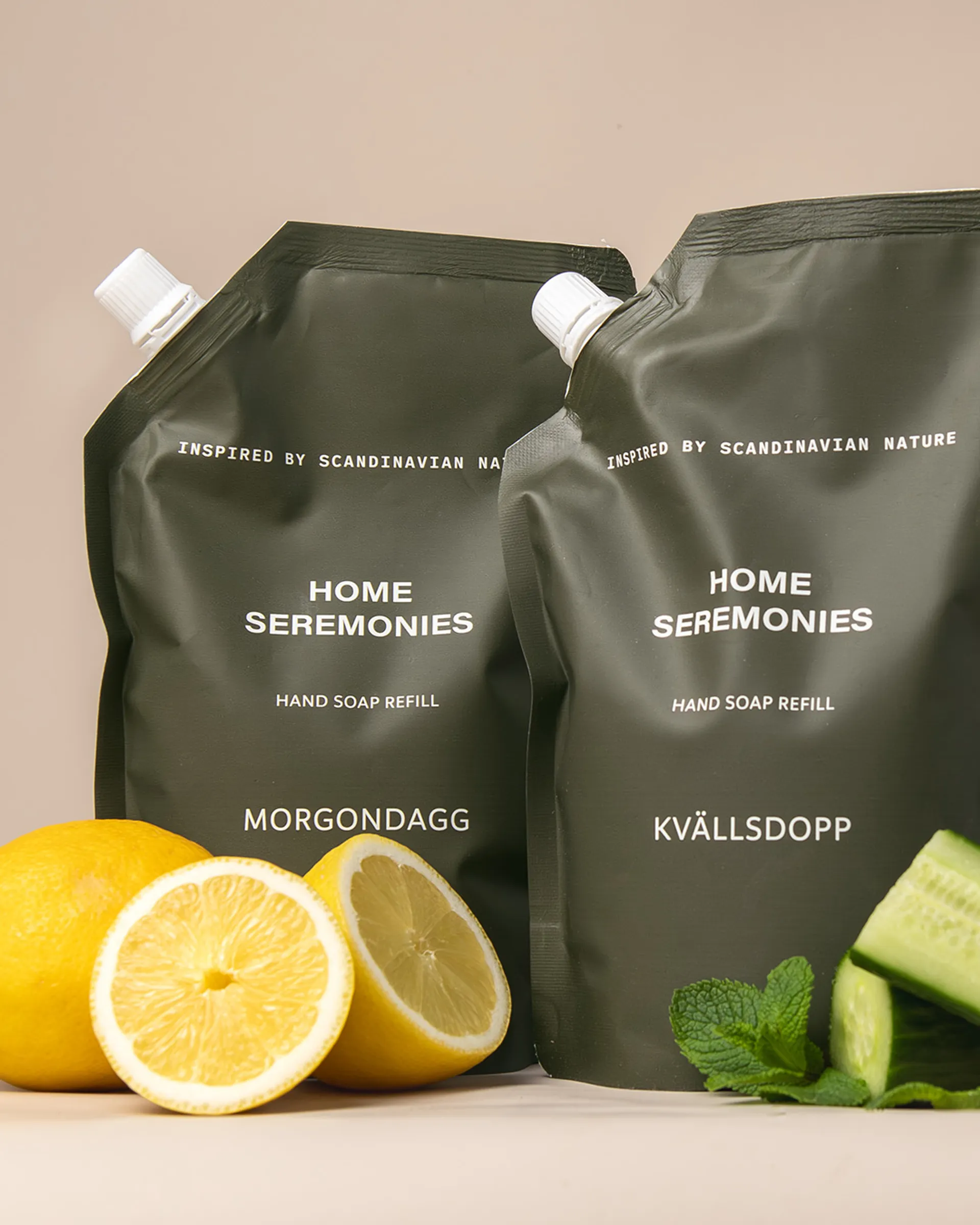 Tvåpack refilltvål, visas tillsammans med citron, gurka och mynta för att illustrera doften.