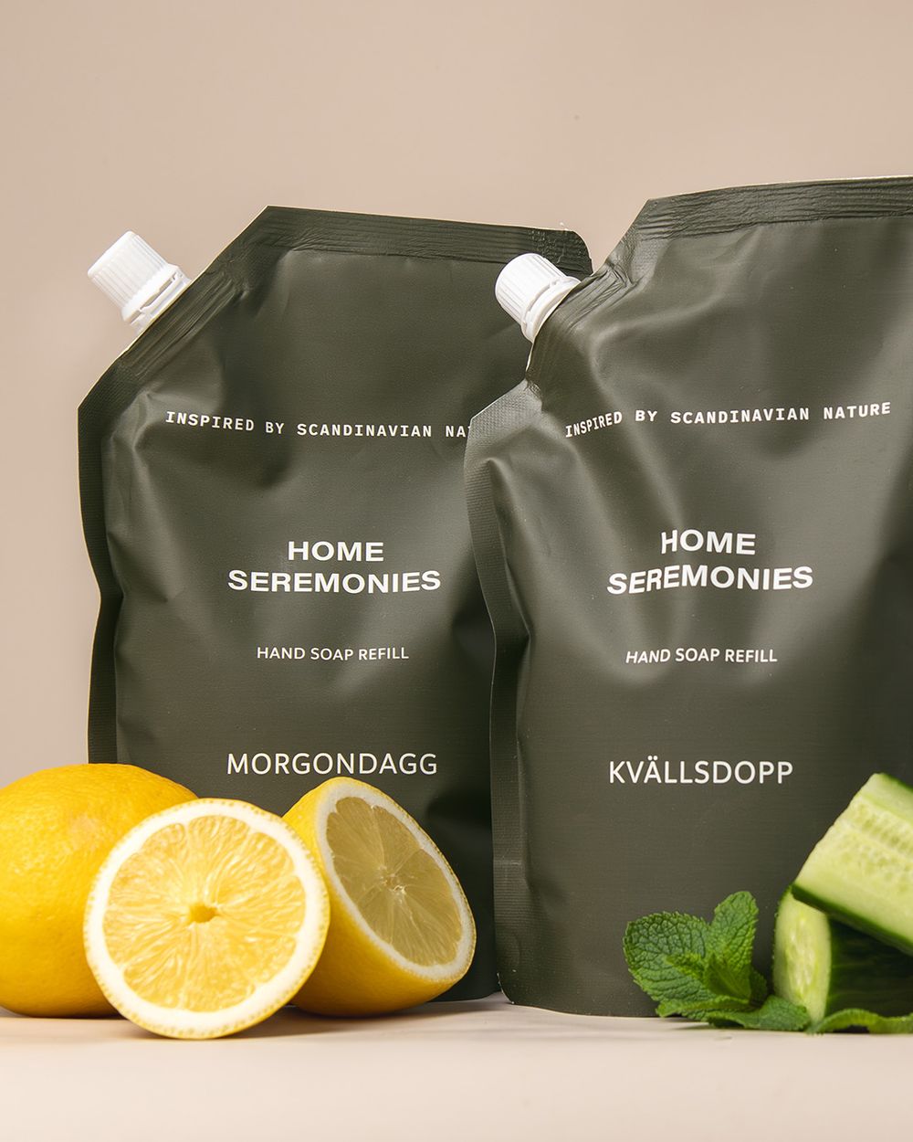 Tvåpack refilltvål, visas tillsammans med citron, gurka och mynta för att illustrera doften.