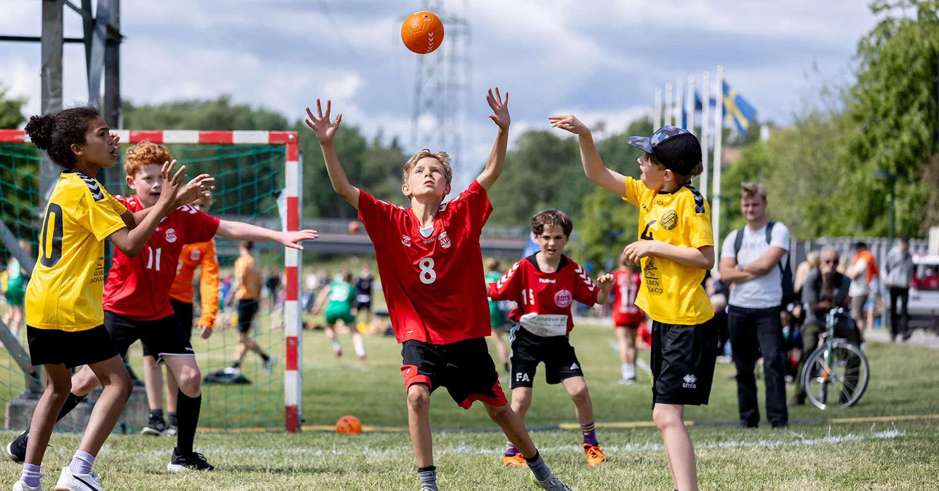 Ungdomar som spelar en utomhuscup i handboll