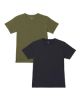 Två enkla t-shirts i mjuk bomull, en i olivgrönt och en i djup svart. Perfekta för vardagsbruk med en skön och klassisk passform.
