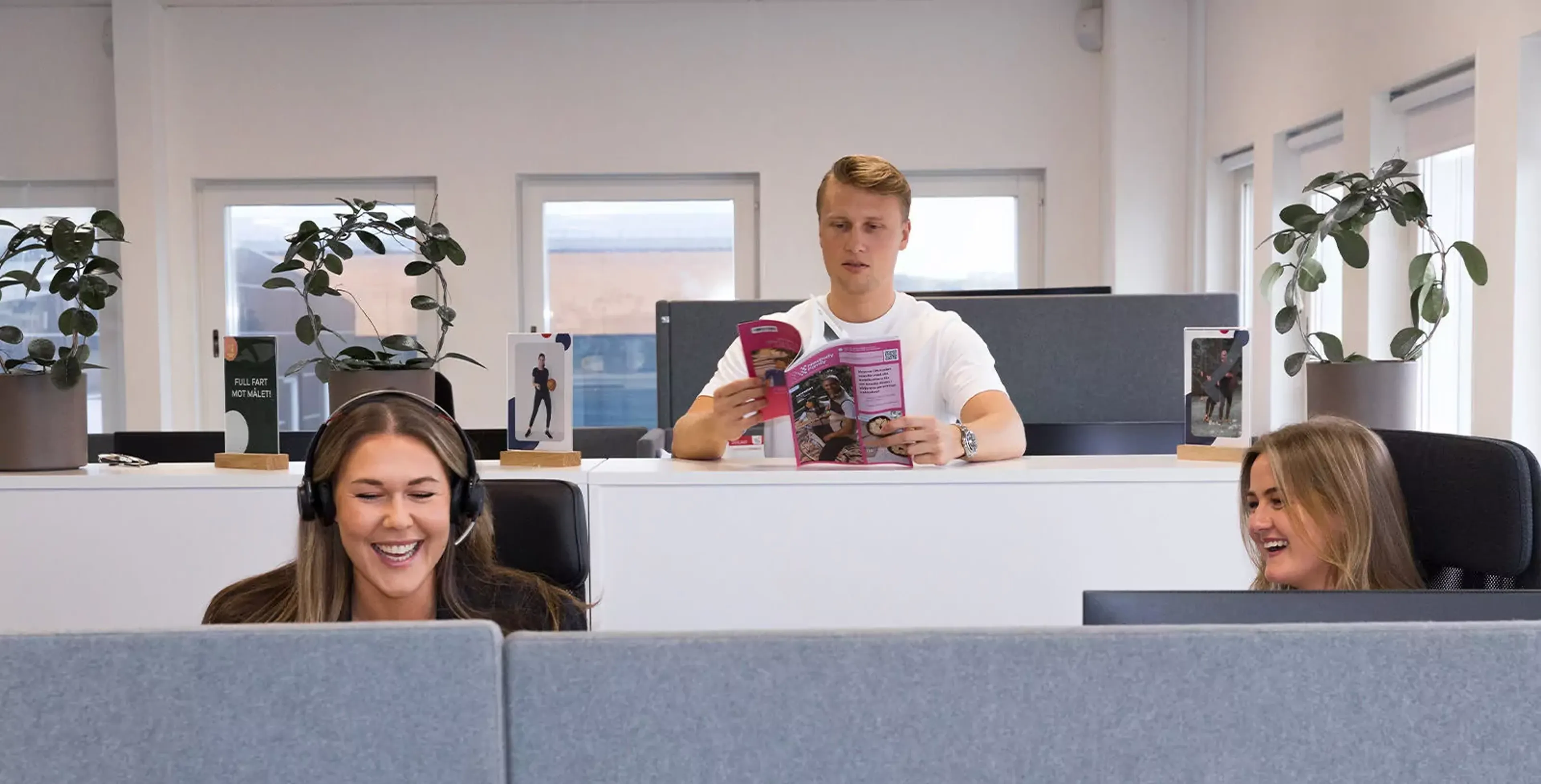 Miljöbild på delar av Newbodys säljteam i inomhusmiljö