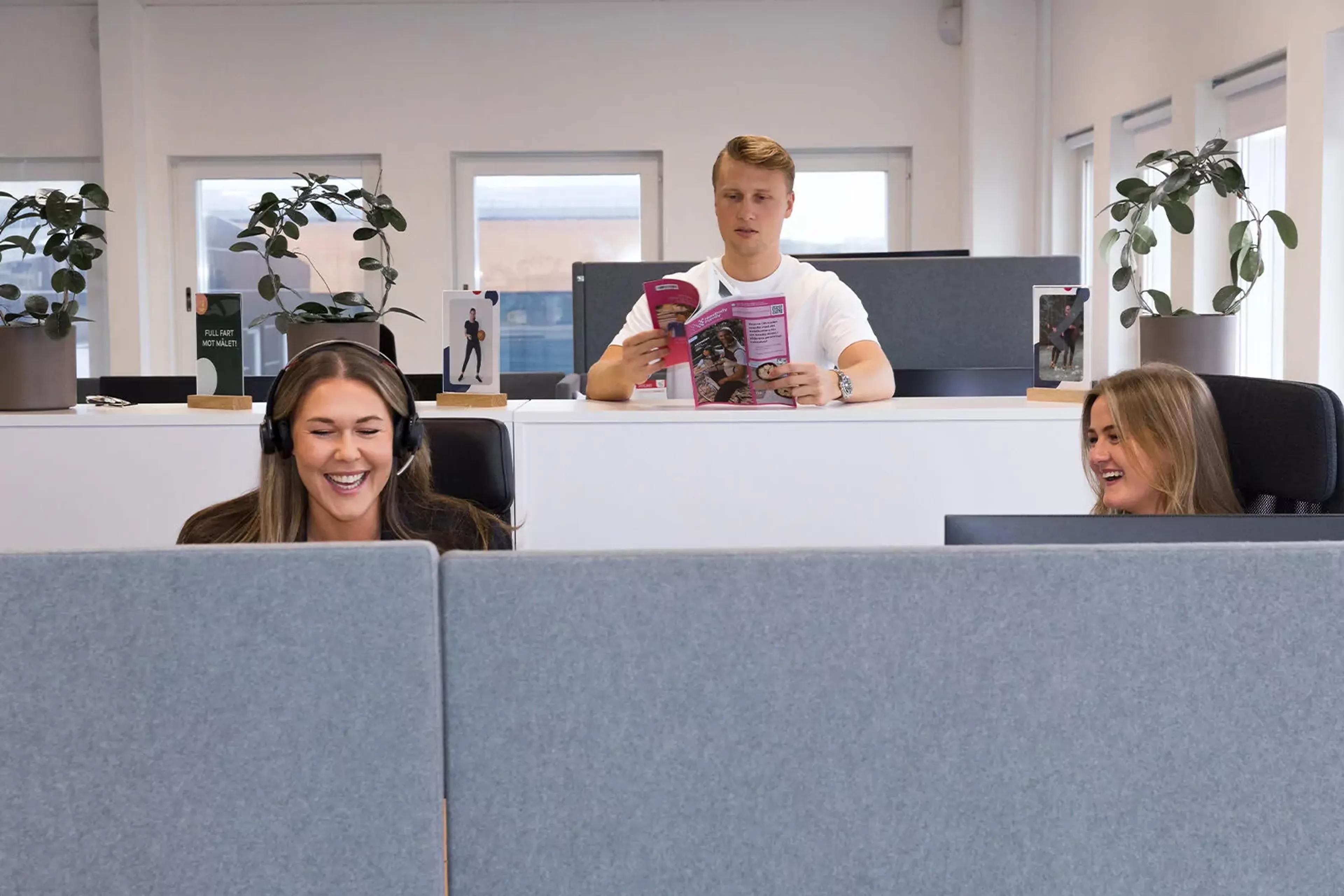 Miljöbild på delar av Newbodys säljteam i inomhusmiljö