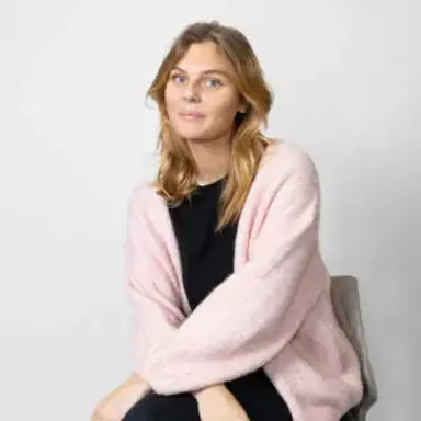 Porträttbild av Alva Lundberg, medarbetare Newbody Family