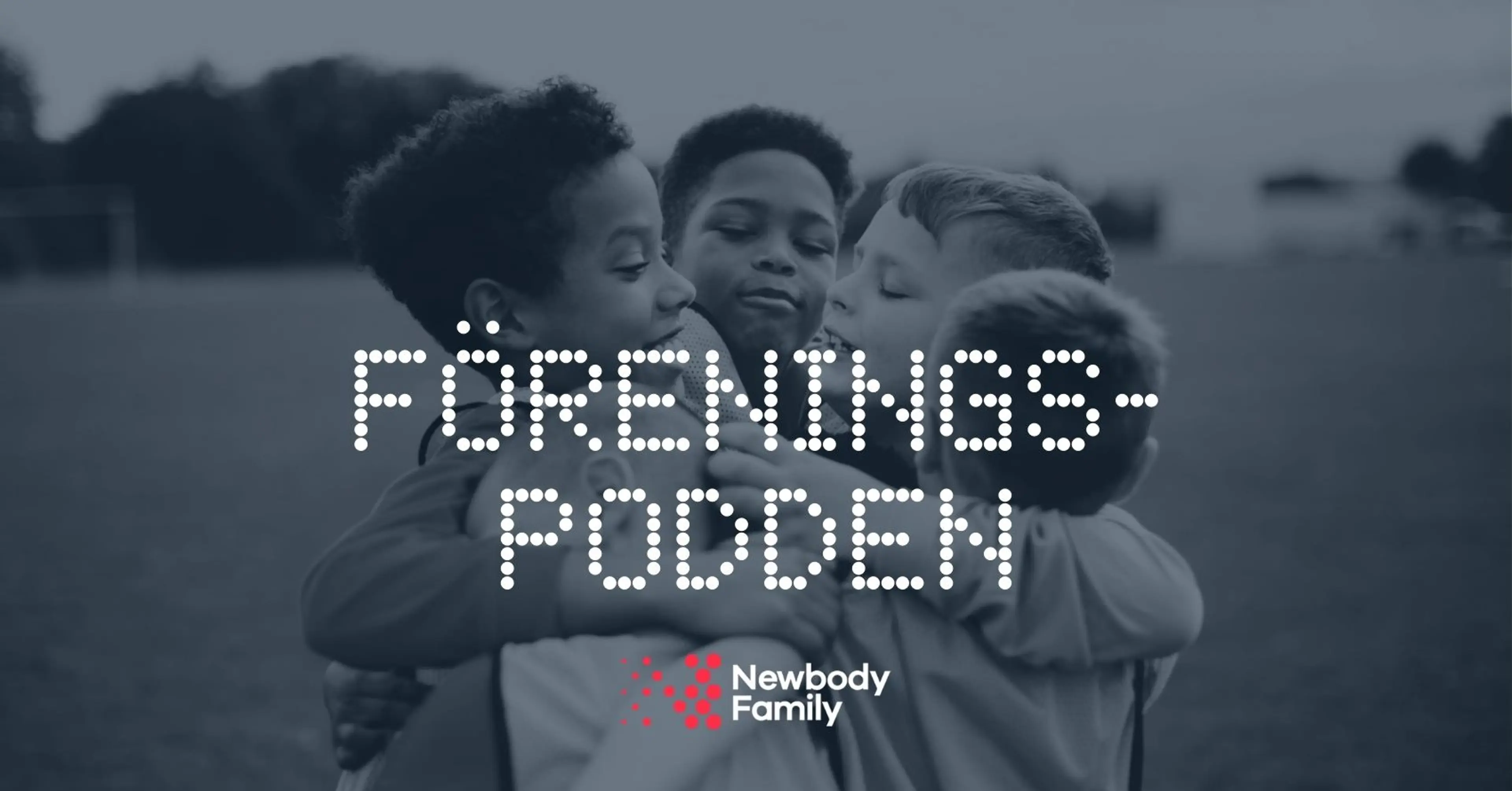 Fyra barn kramar om varandra i en gruppkram. Texten ”Föreningspodden” och logotypen för Newbody Family syns över bilden.