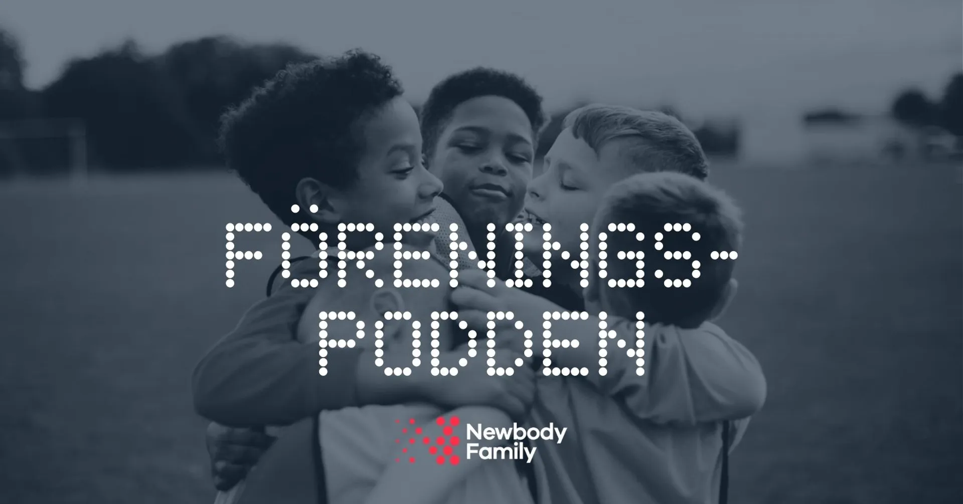 Fyra barn kramar om varandra i en gruppkram. Texten ”Föreningspodden” och logotypen för Newbody Family syns över bilden.