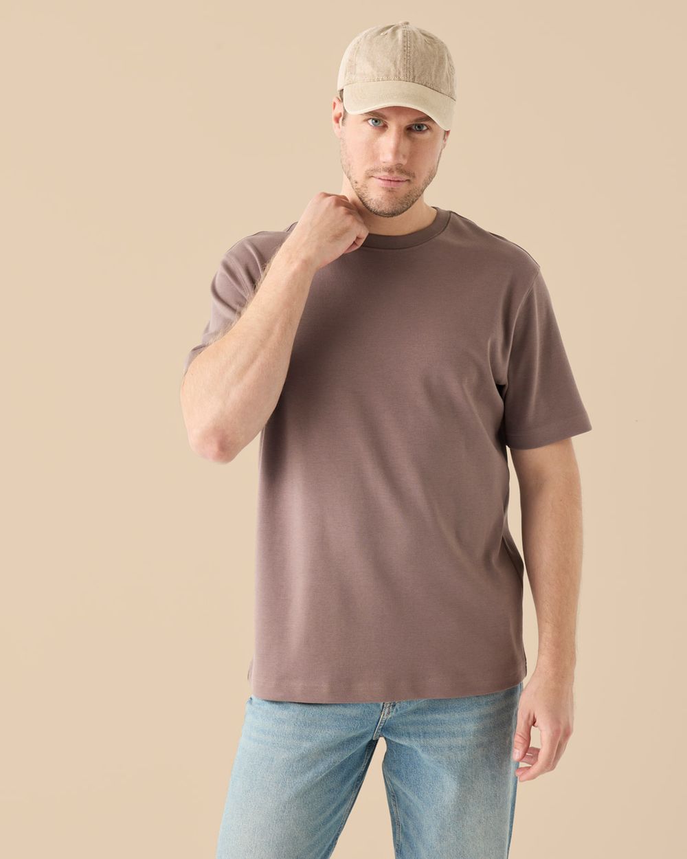 Oversized mullvadsfärgad herr-t-shirt i boxig passform, bärs av manlig modell, korta ärmar och rund halsringning.