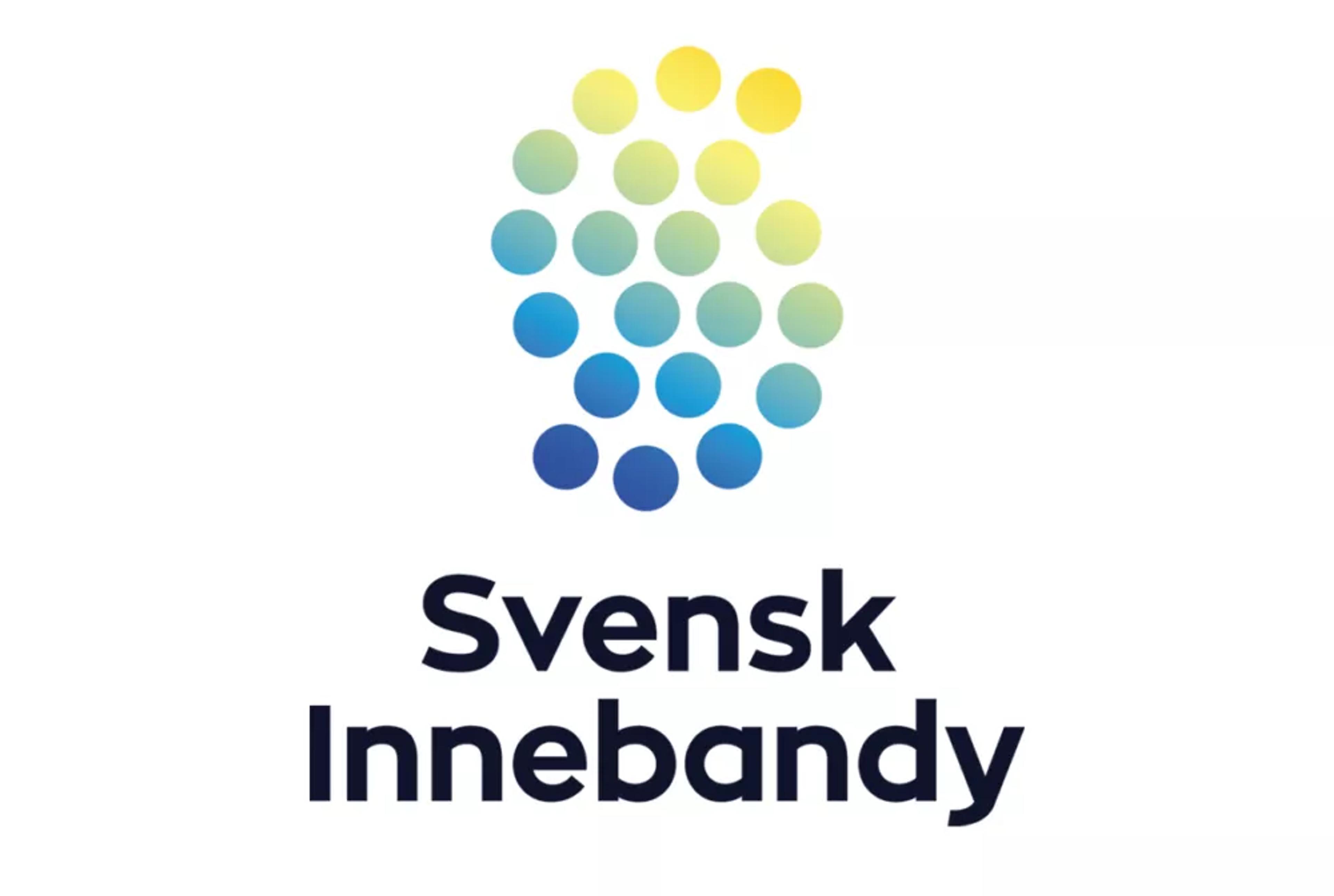 En logotyp bestående av färgglada cirklar i blått, grönt och gult som bildar ett mönster ovanför texten "Svensk Innebandy".