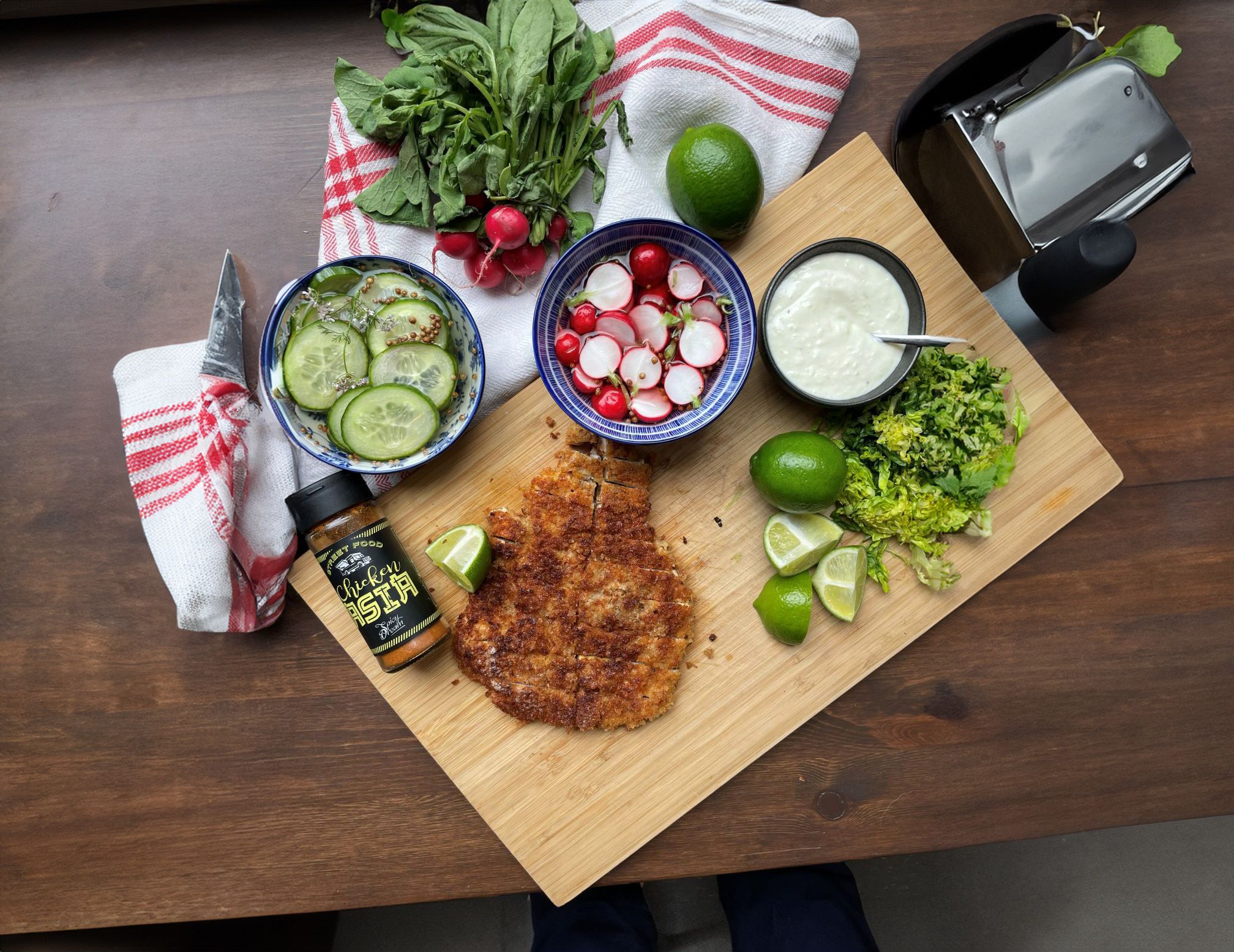 olika råvaror ligger på en skärbräda