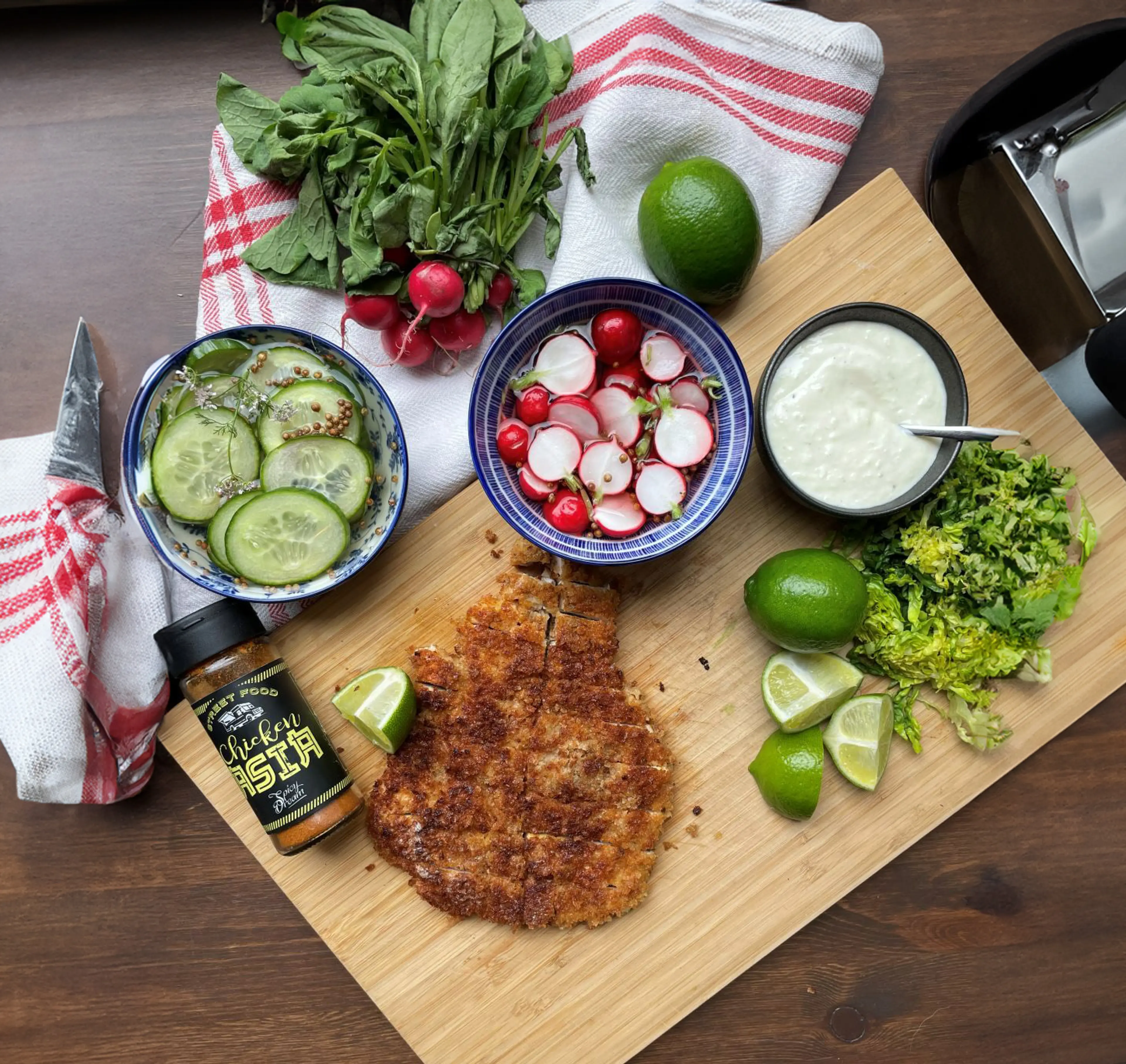 olika råvaror ligger på en skärbräda