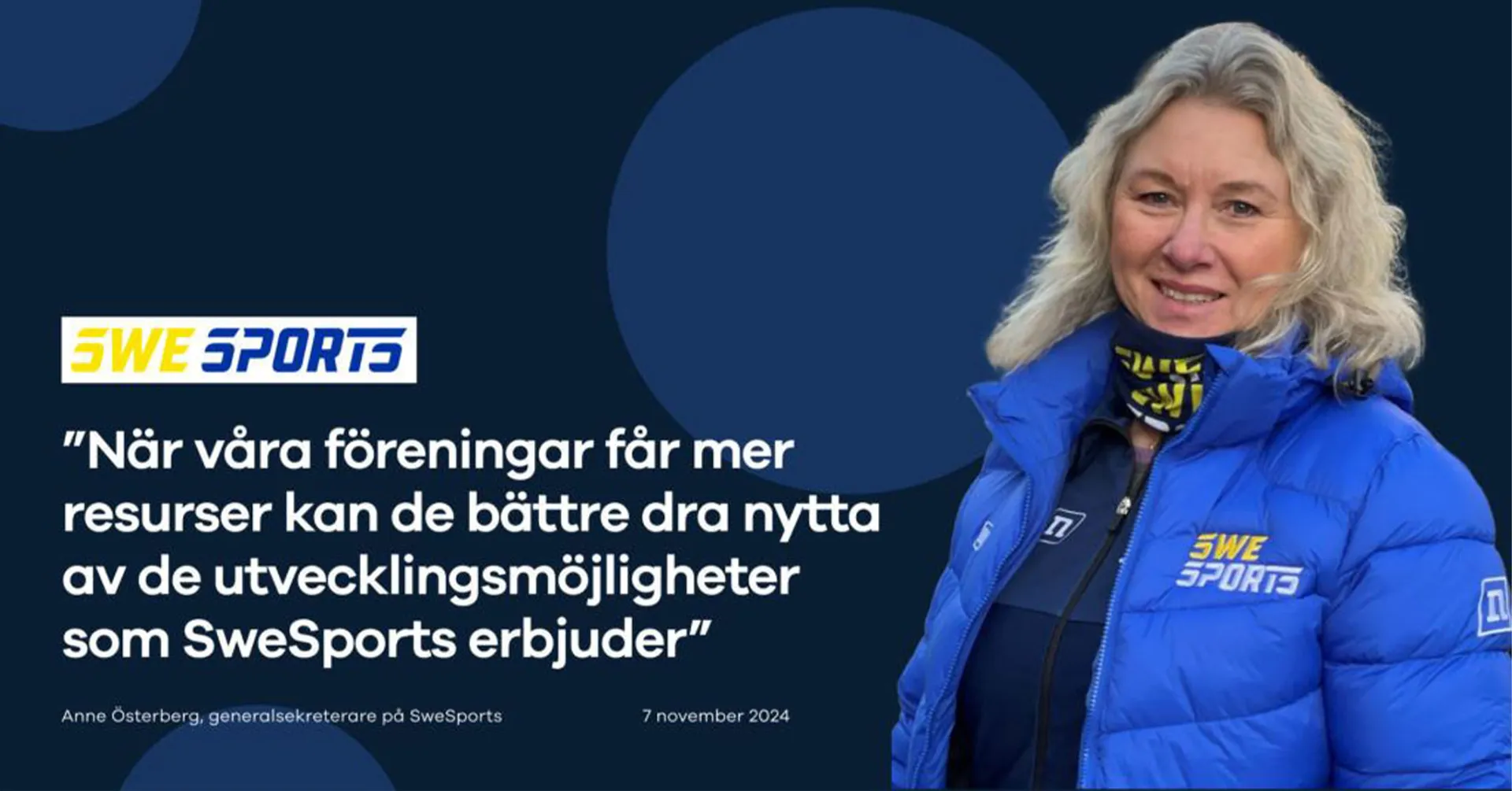 Kvinna i blå jacka med texten “SweSports” står framför en mörkblå bakgrund med citatet om föreningars utvecklingsmöjligheter genom SweSports. Texten inkluderar även namn och titel: Anne Österberg, generalsekreterare