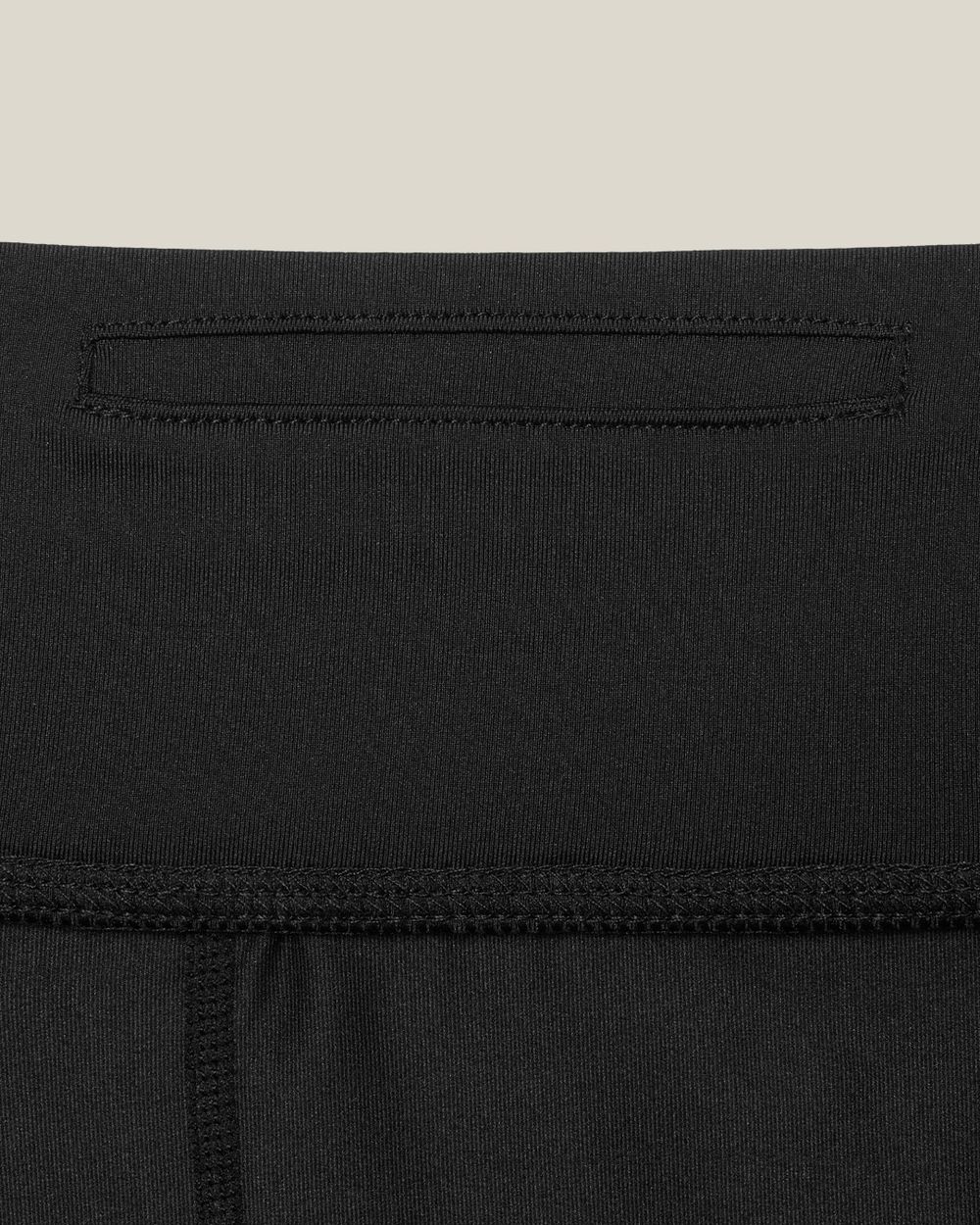 Detaljbild nyckelficka i ryggslut på korta svarta träningstights