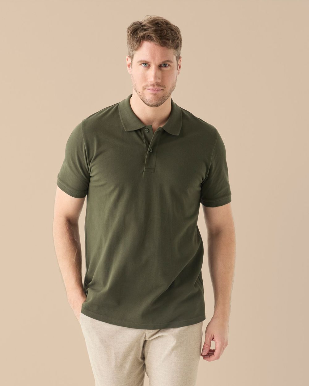 Pike t-shirt i grönt, bärs av manlig modell, korta ärmar och rund halsringning. Stylad för vardaglig look.