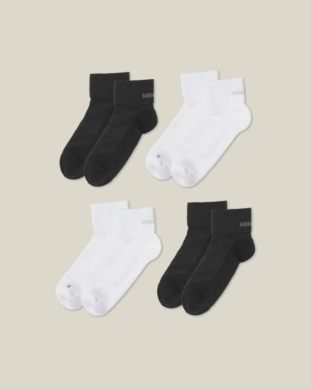 4-pack svartvita löparstrumpor med meshpartier och stödfunktion