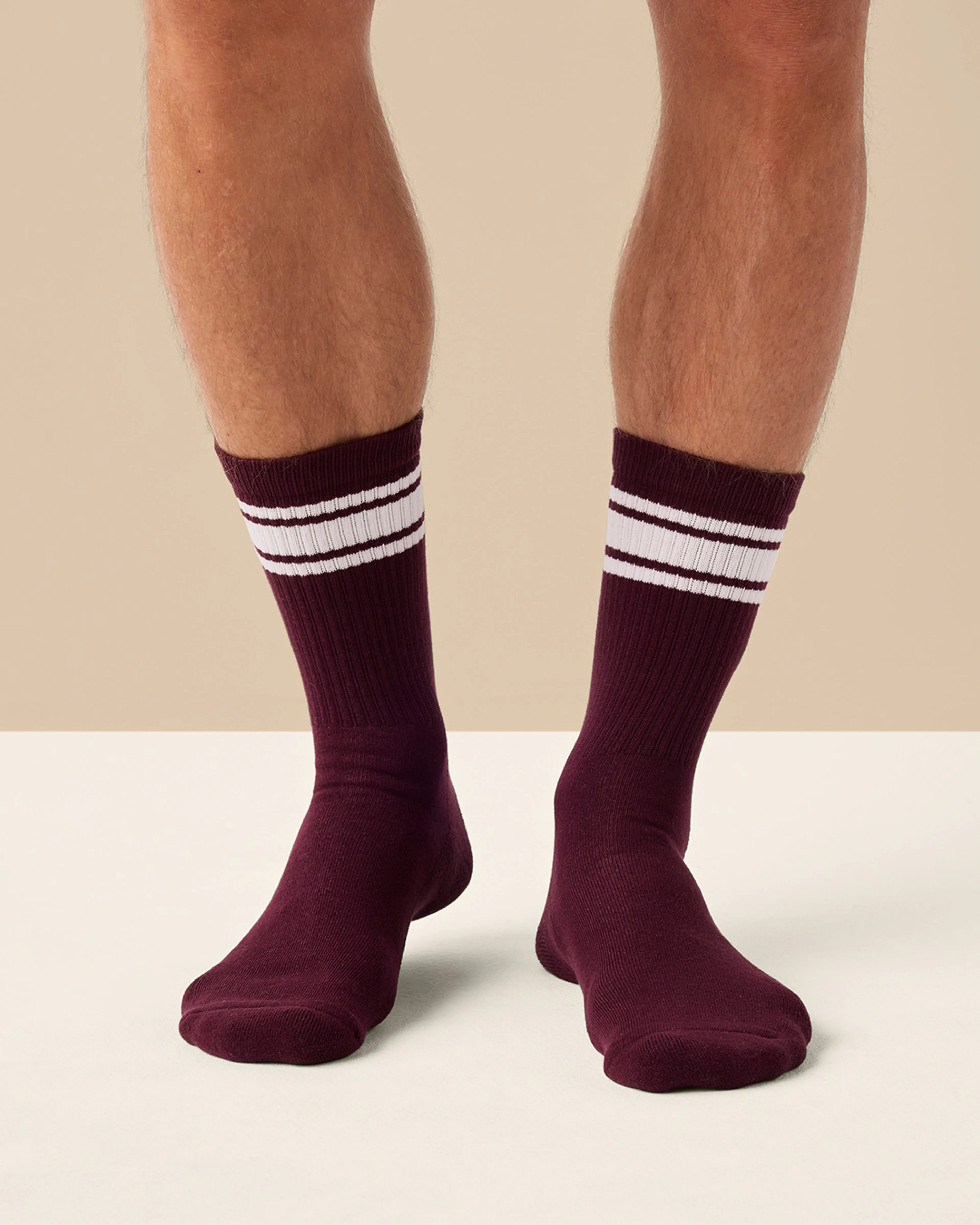 Vinröda strumpor med vit rand upptill