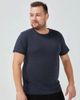 Mörkblå melerad t-shirt med korta ärmar i en mjuk och bekväm passform. Enkel design som fungerar lika bra till vardags som under lager på lager.