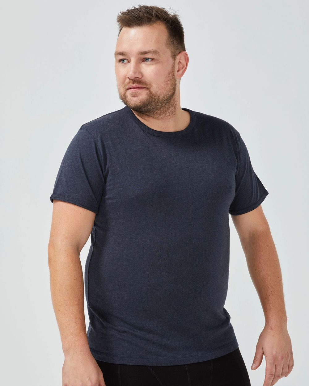 Mörkblå melerad t-shirt med korta ärmar i en mjuk och bekväm passform. Enkel design som fungerar lika bra till vardags som under lager på lager.