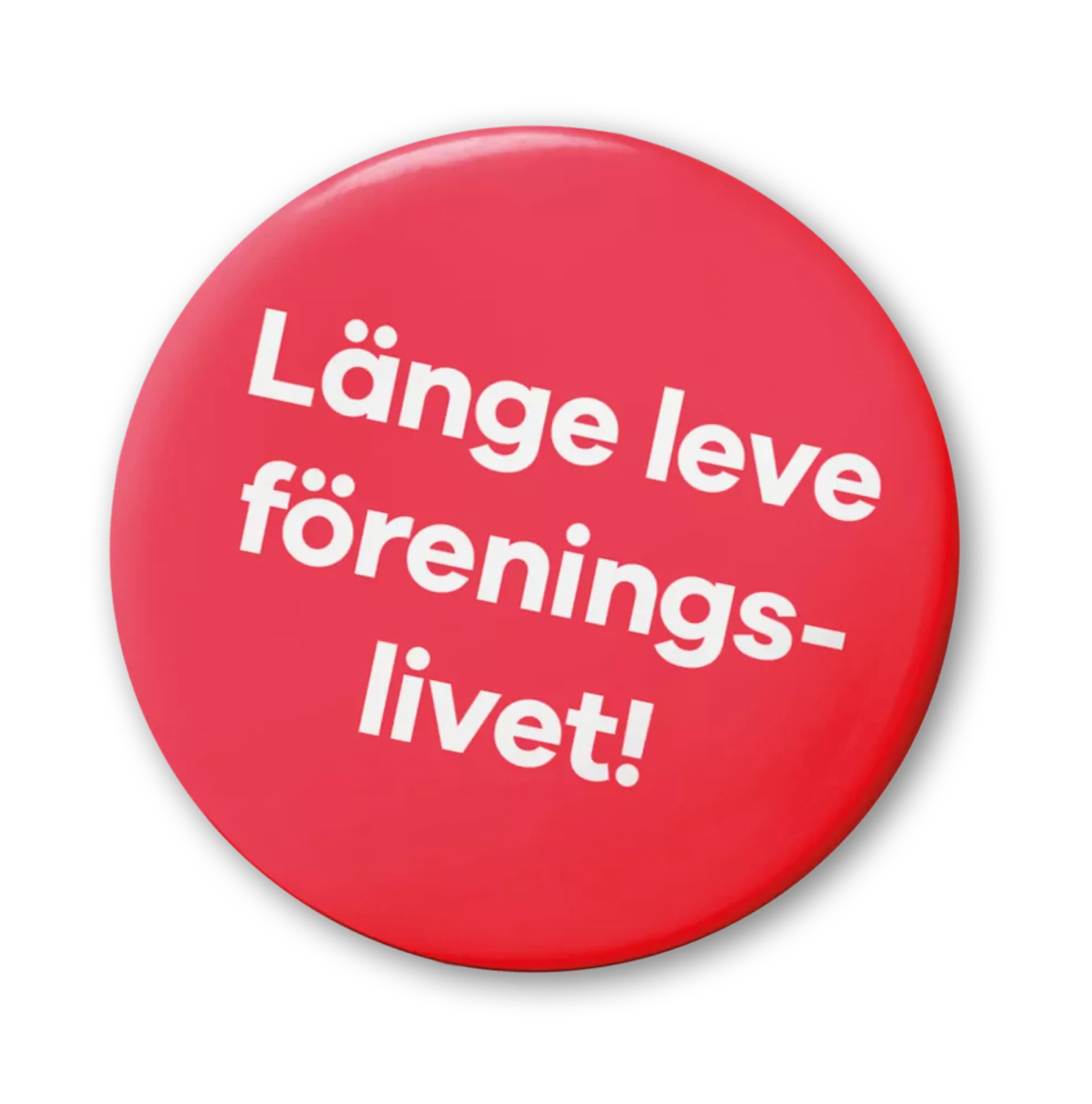 Rund röd pin med vit text som lyder ”Länge leve föreningslivet!”. En enkel och tydlig design som hyllar gemenskap och engagemang.